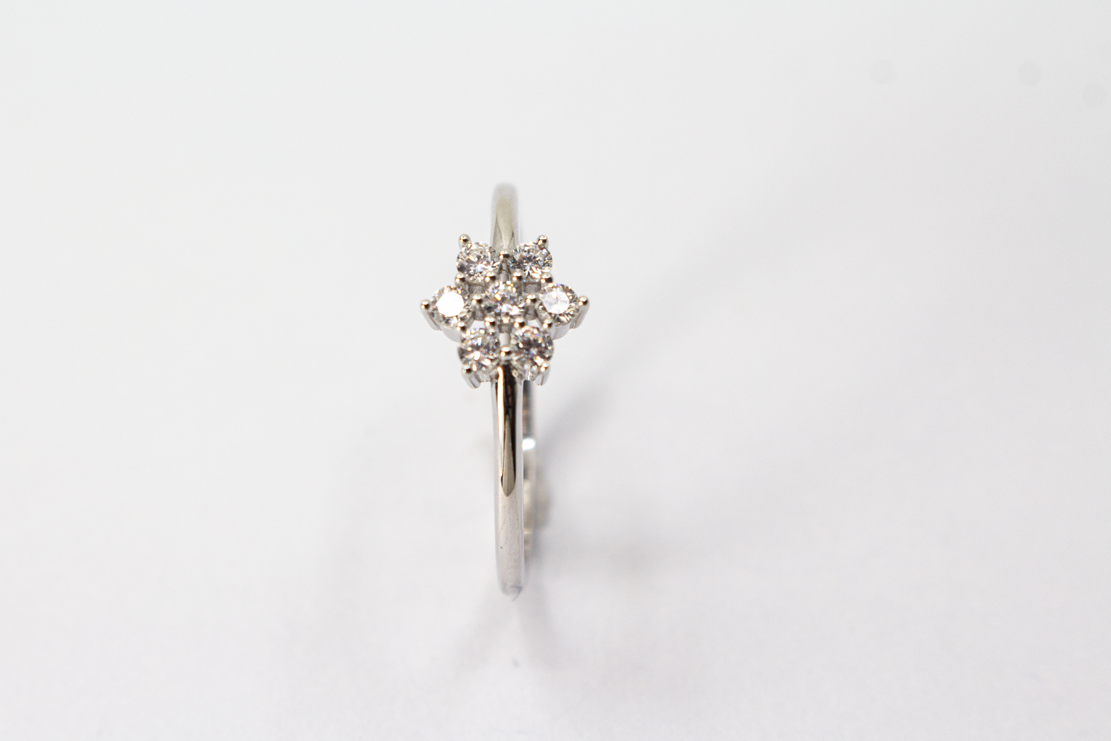 Rhodinierter 925er Sterlingsilber Ring „Schneestern“ mit funkelnden Zirkonia in sternförmiger Anordnung.