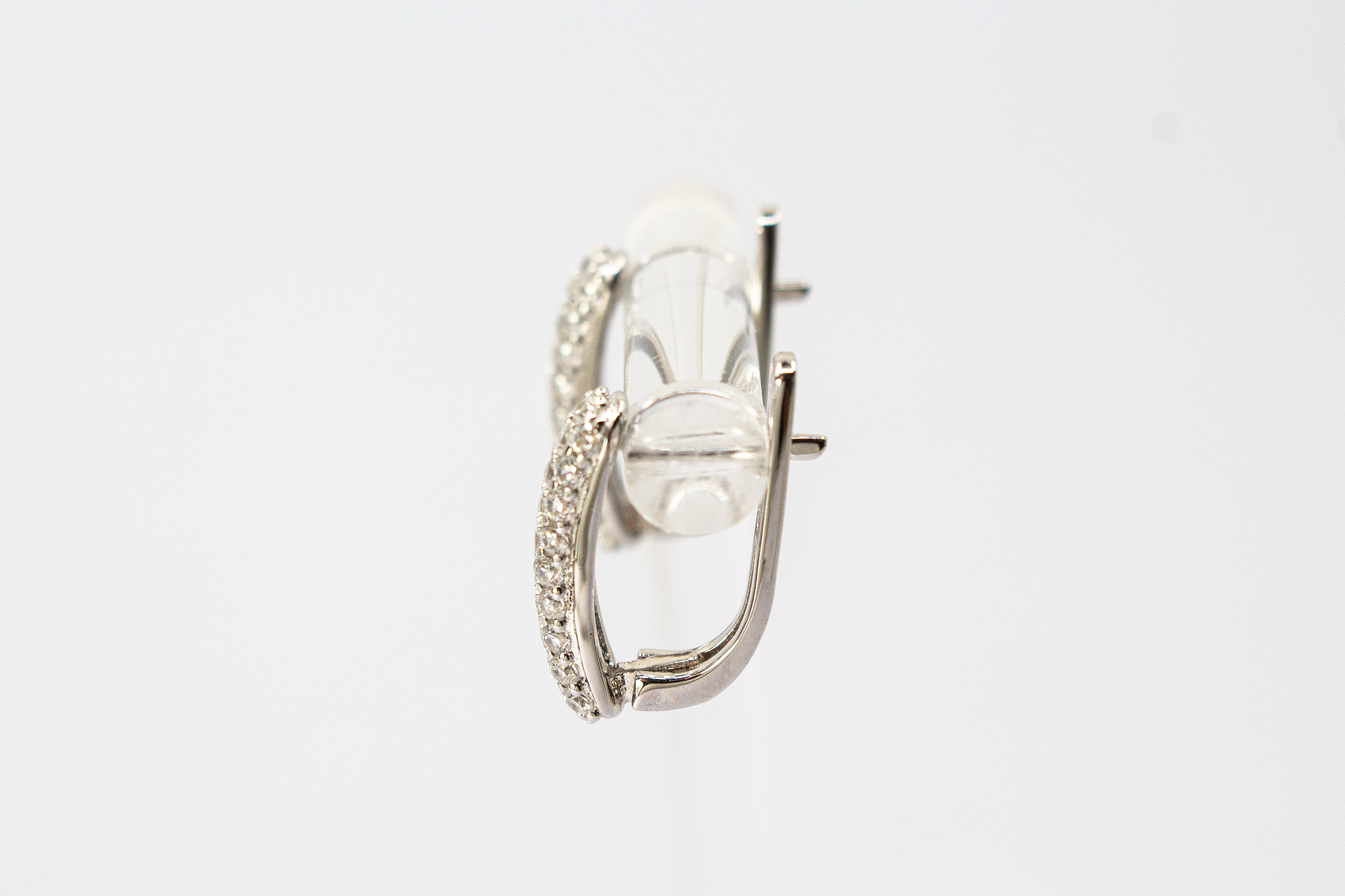 Creolen „Silberlicht“ aus rhodiniertem 925er Sterlingsilber mit funkelnden weißen Zirkonia in eleganter Pavé-Fassung.