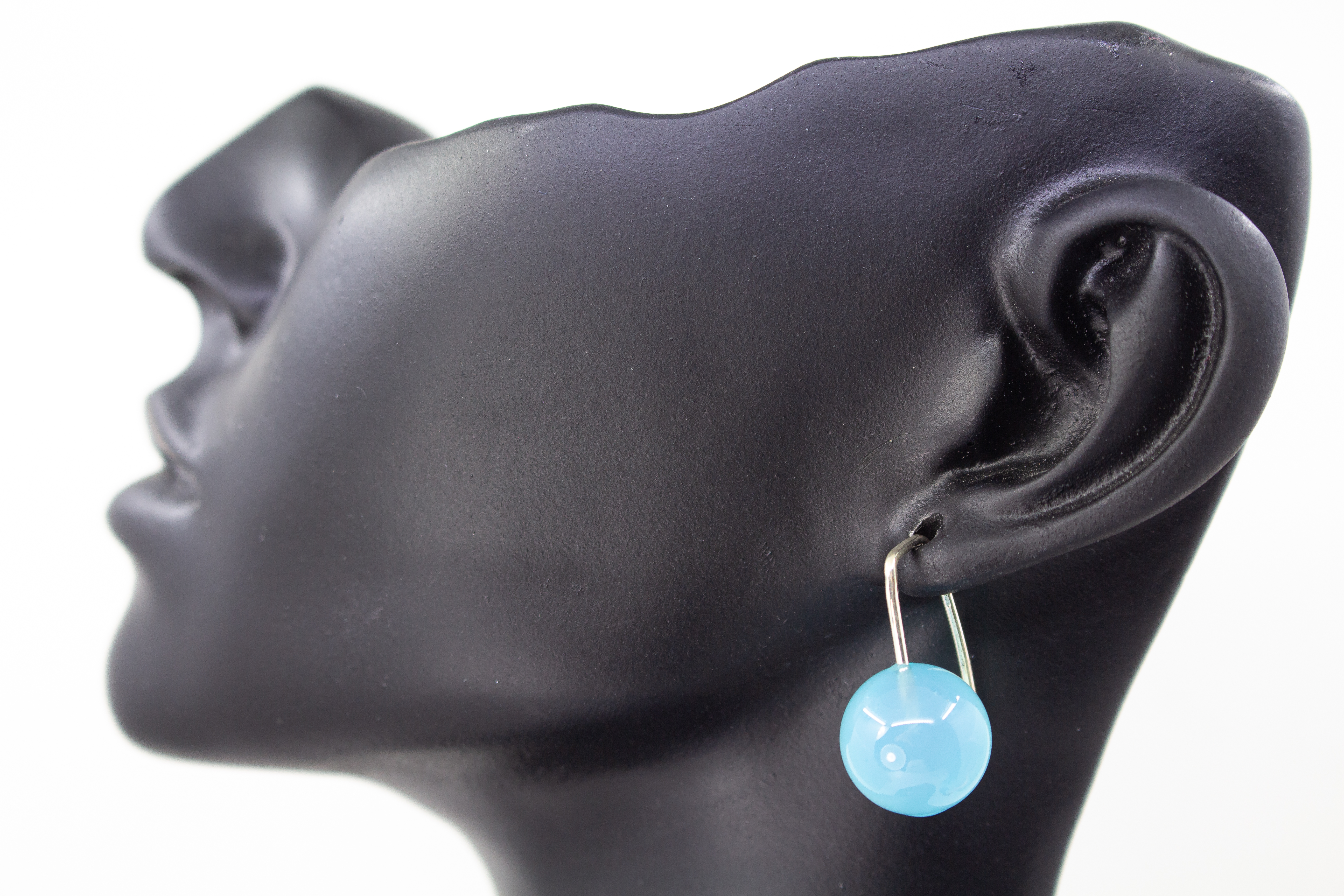 Minimalistische Ohrhänger aus feinen 925 Sterling Silberbügeln mit je einer glatten, hellblauen Chalcedon-Edelsteinkugel aus dem Online-Shop der Goldschmiede Regina Kraus