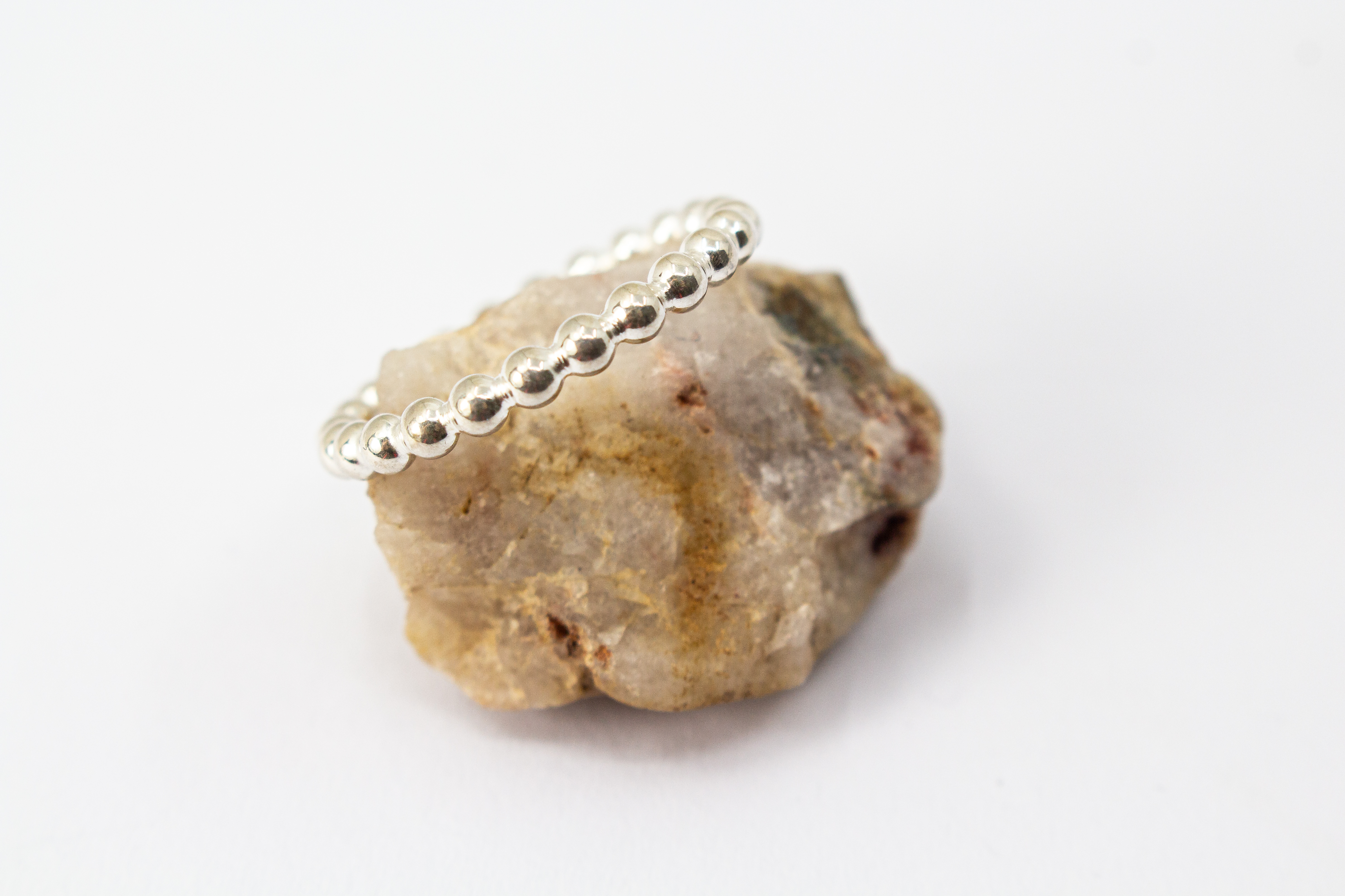 Handgefertigter Kugelring aus glänzendem 925 Sterlingsilber im filigranen Perldraht-Design – minimalistischer Stapelring aus der Goldschmiede Regina Kraus.