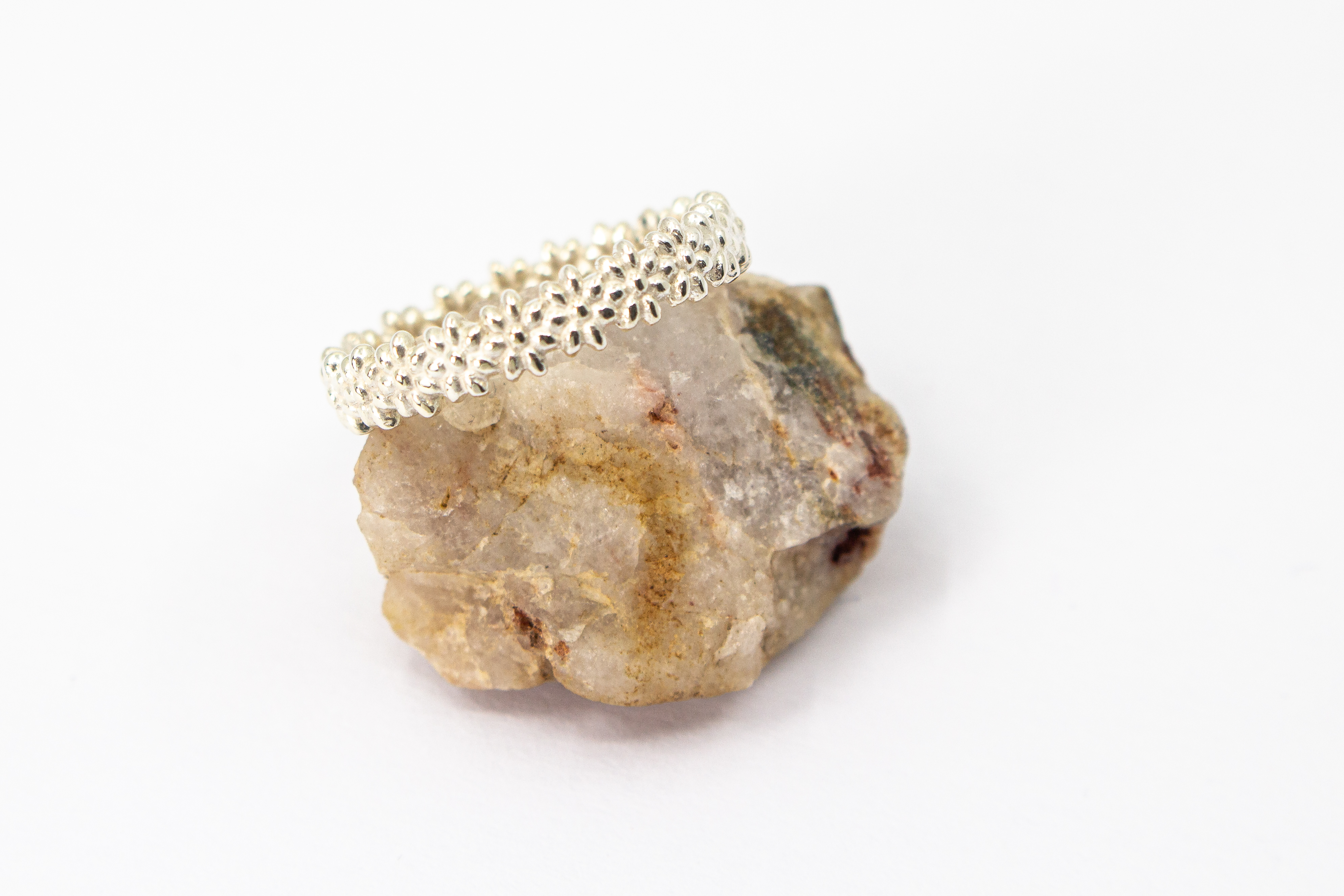 Schmaler, filigraner Ring aus 925 Sterling Silber mit einem rundherum verlaufenden, detaillierten Blütenmuster von der Goldschmiede Regina Kraus