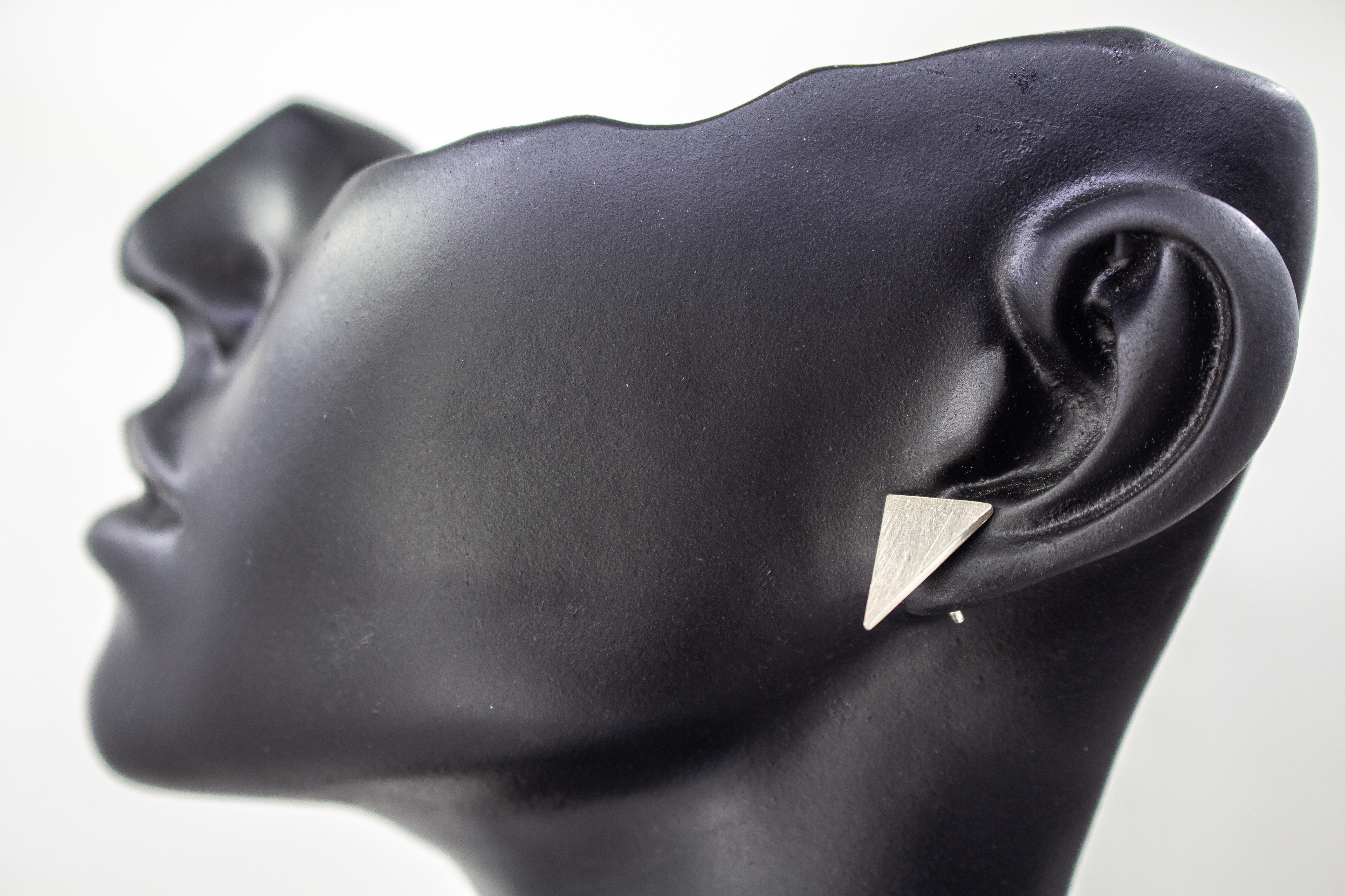 Moderne, geometrische Ohrstecker in Dreiecksform aus mattiertem, fein strukturiertem 925 Sterling Silber aus dem Online-Shop der Goldschmiede Regina Kraus.