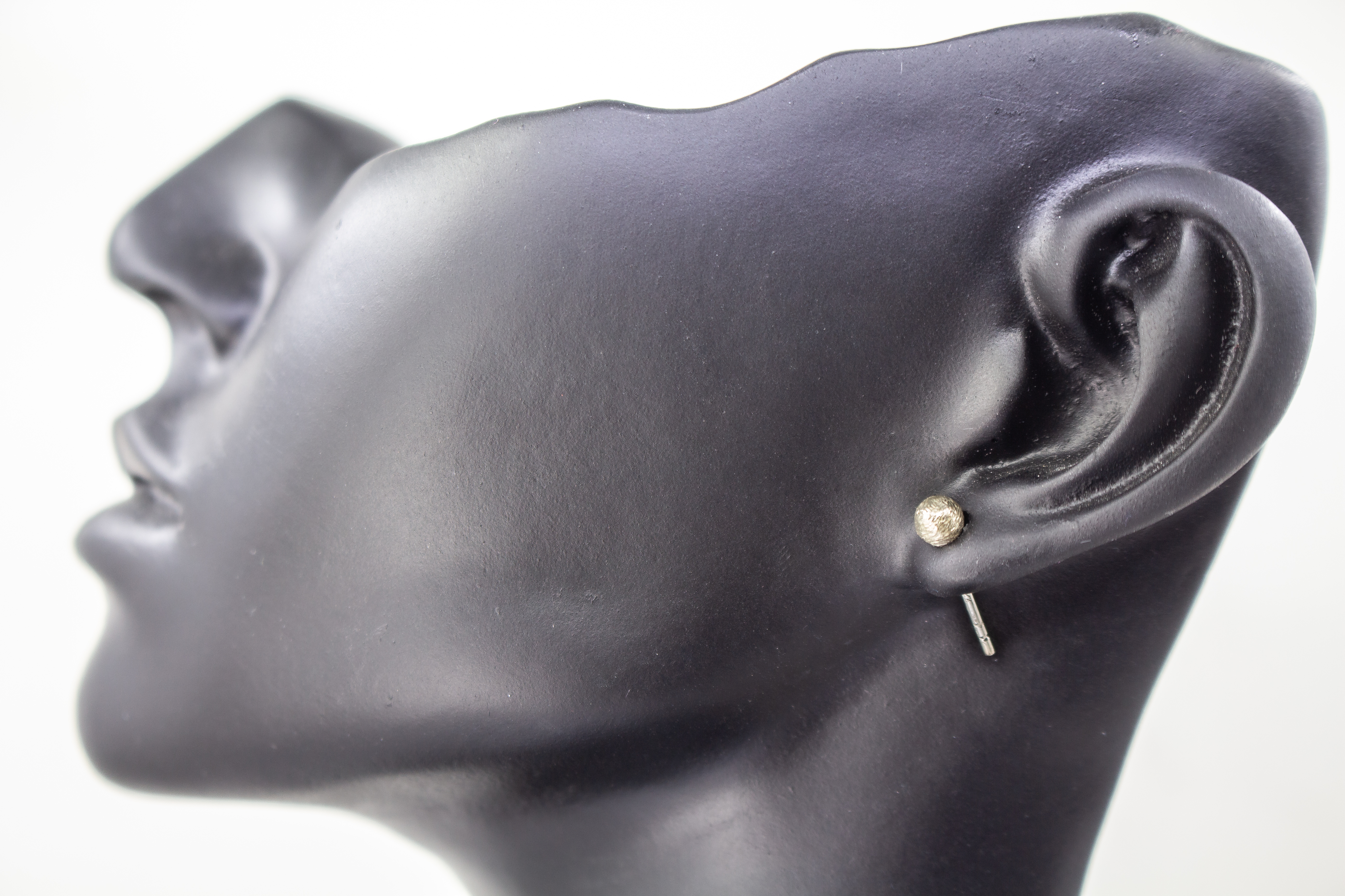 Klassische Kugel-Ohrstecker aus Silber mit mattierter, strukturierter Oberfläche im Onlineshop von Goldschmiede Regina Kraus.
