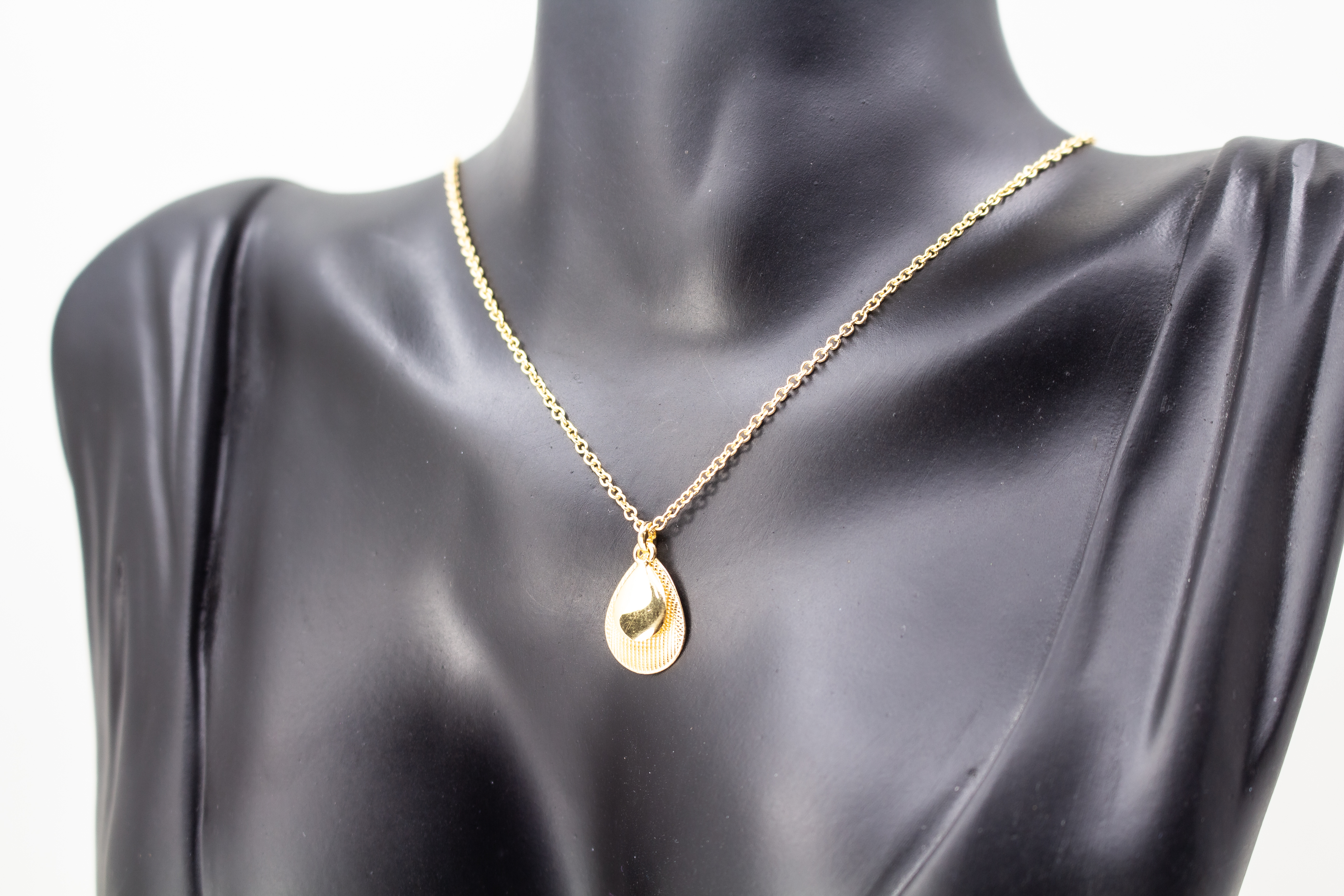 Italienische Design-Kette Cosmic Drop von Diva Gioielli: Anhänger aus zwei Tropfen in glänzendem und strukturiertem Gold-Finish, gefertigt aus vergoldetem 925er Sterlingsilber.