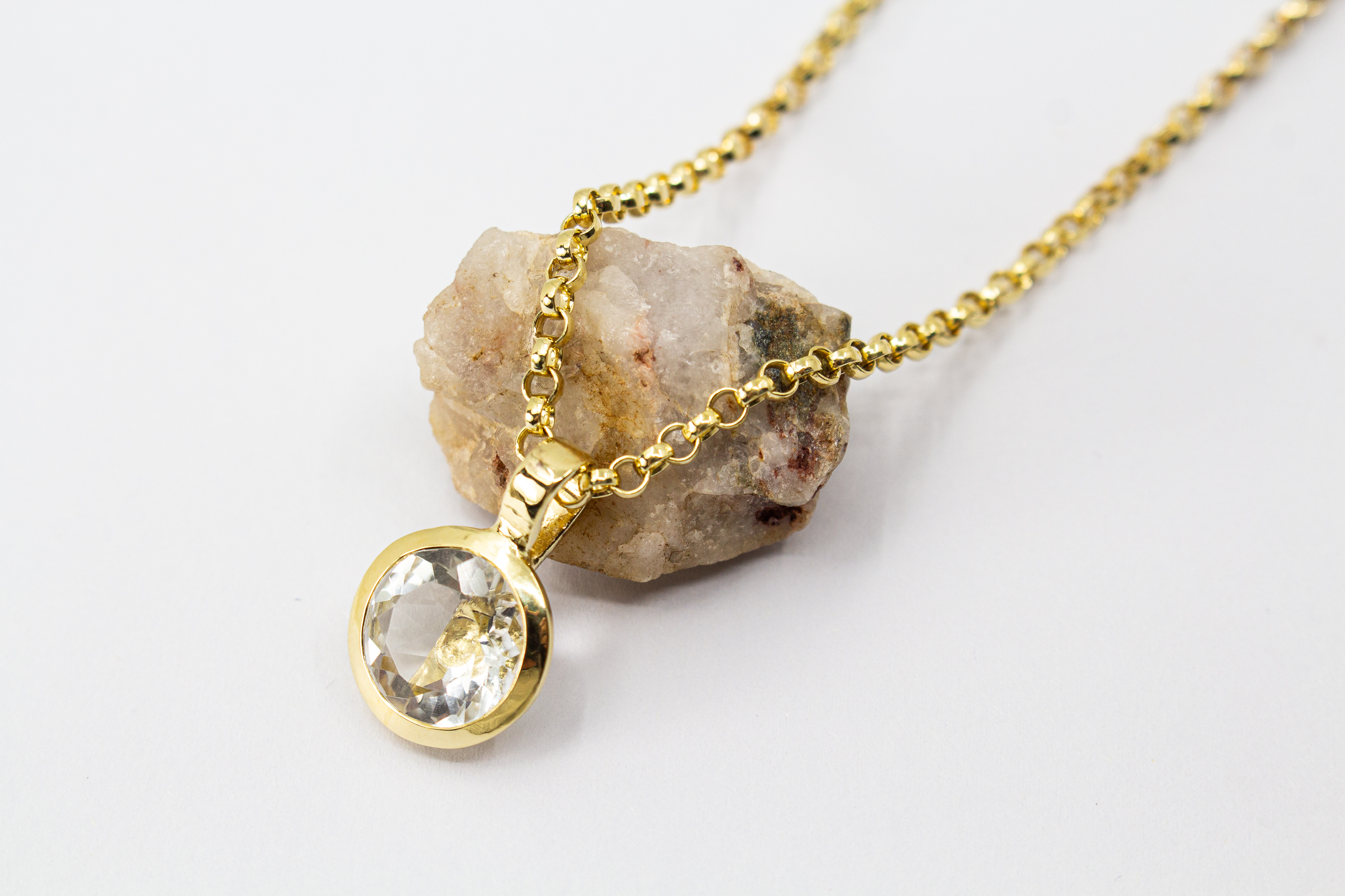 Elegante Erbskette aus 20 Mikron hochwertig vergoldetem 925 Sterling Silber mit einem runden, facettierten Bergkristall in Zargenfassung aus dem Online-Shop der Goldschmiede Regina Kraus
