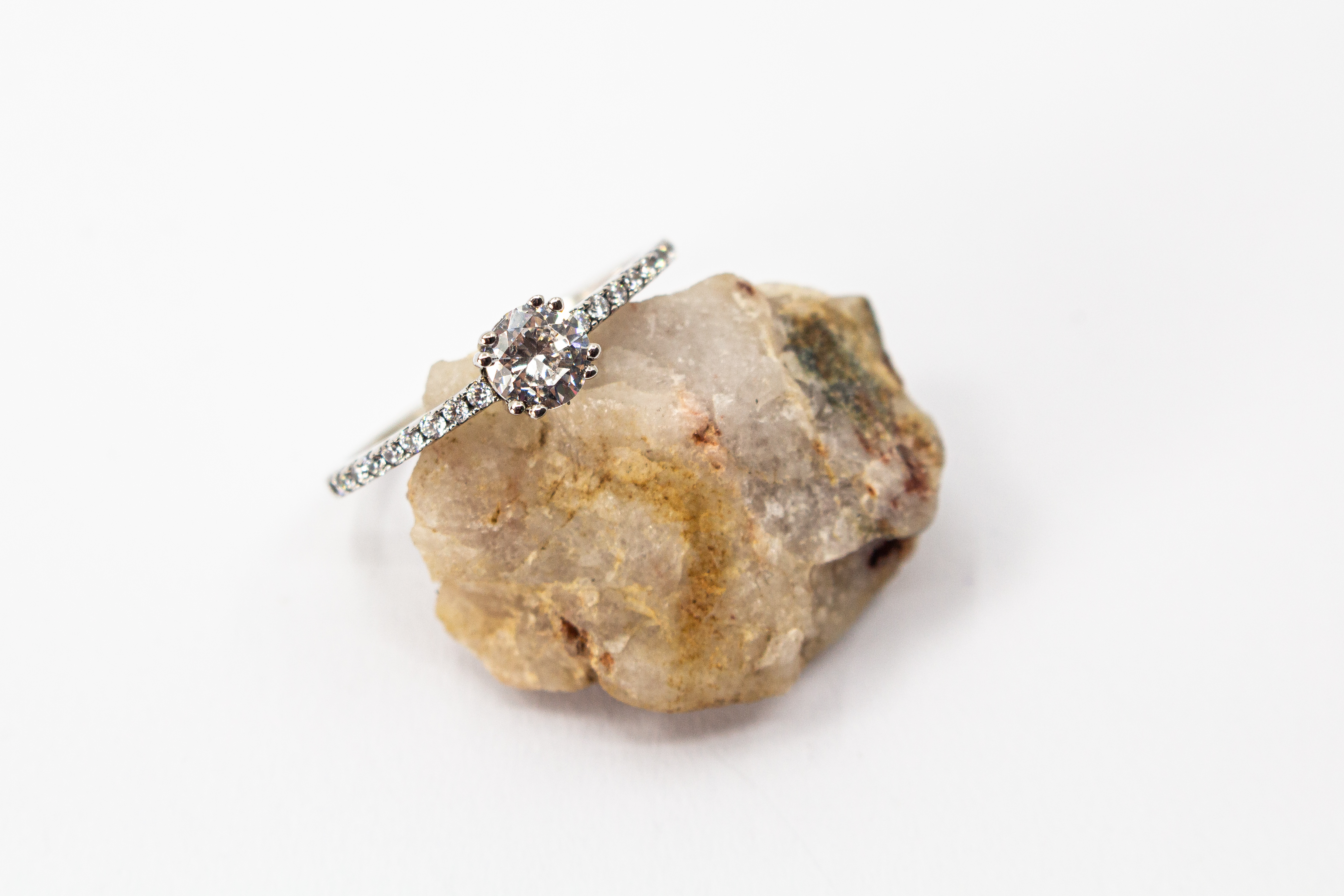 Rhodinierter Ring „Shine Bright“ mit Krappenfassung