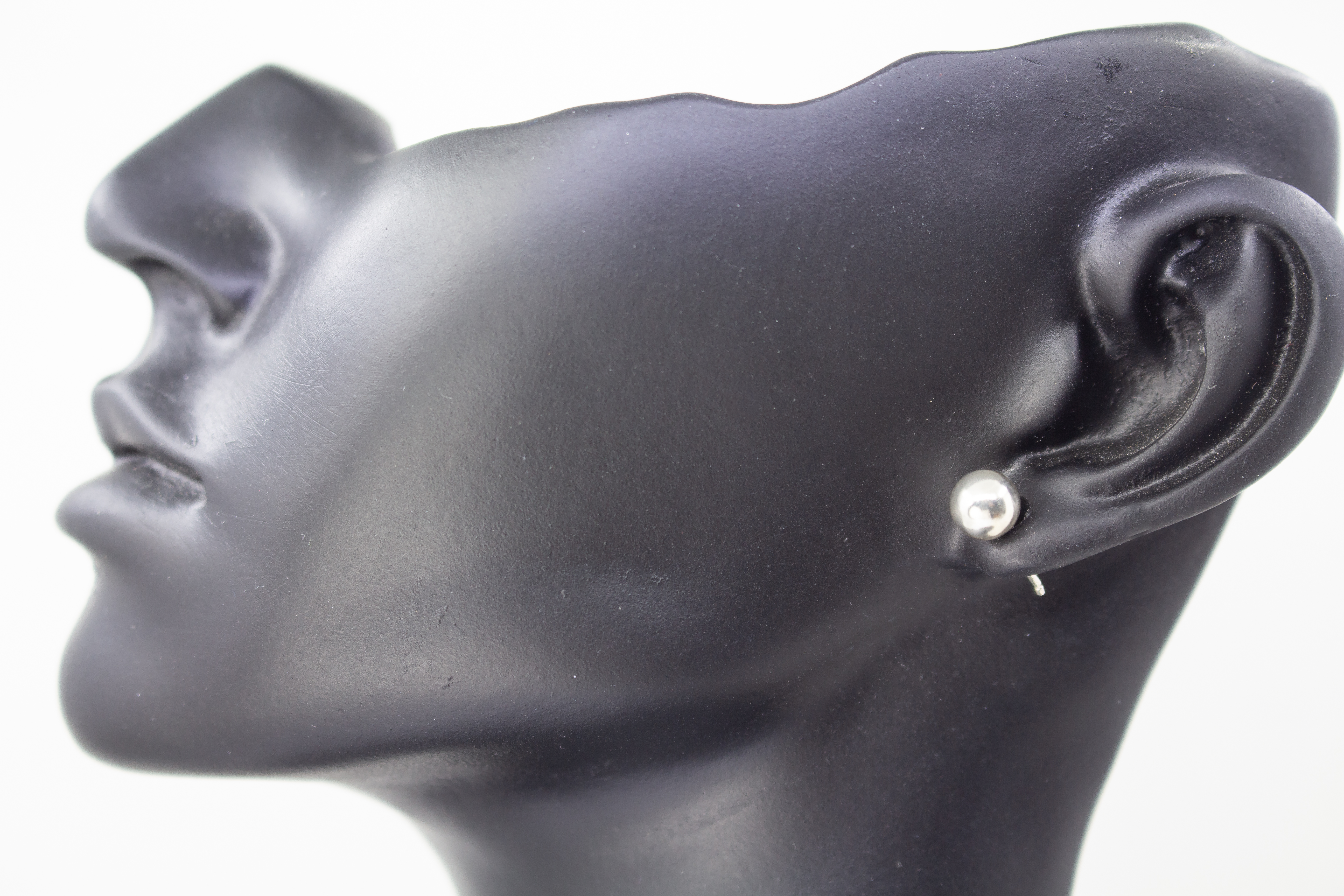Zwei glänzend polierte, handgefertigte Kugel-Ohrstecker aus echtem 925er Sterling Silber