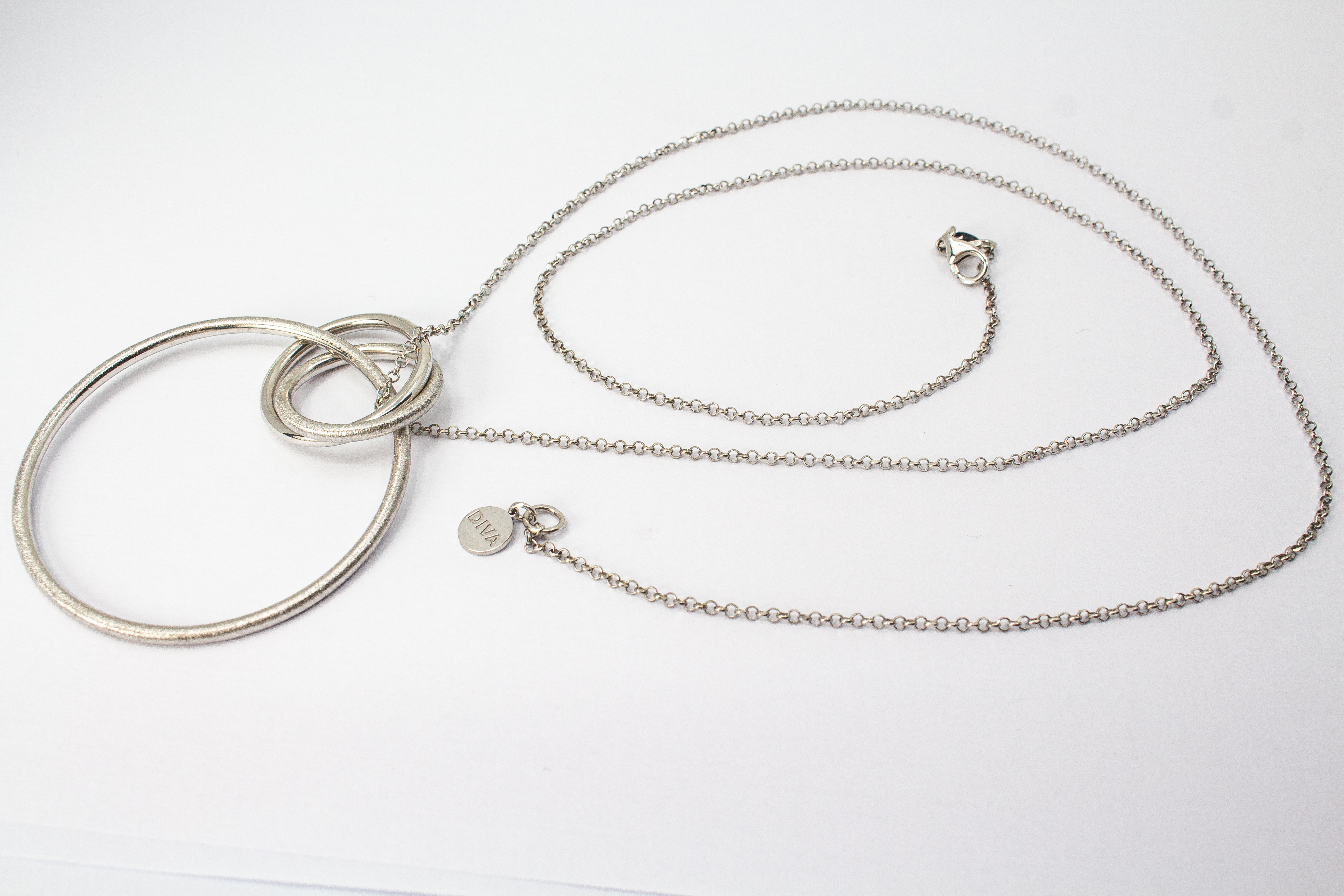 Modernes Collier aus rhodiniertem 925er Sterlingsilber von Diva Gioielli mit einem Anhänger aus mehreren ineinander verschlungenen Ringen in glänzender und eismatter Optik