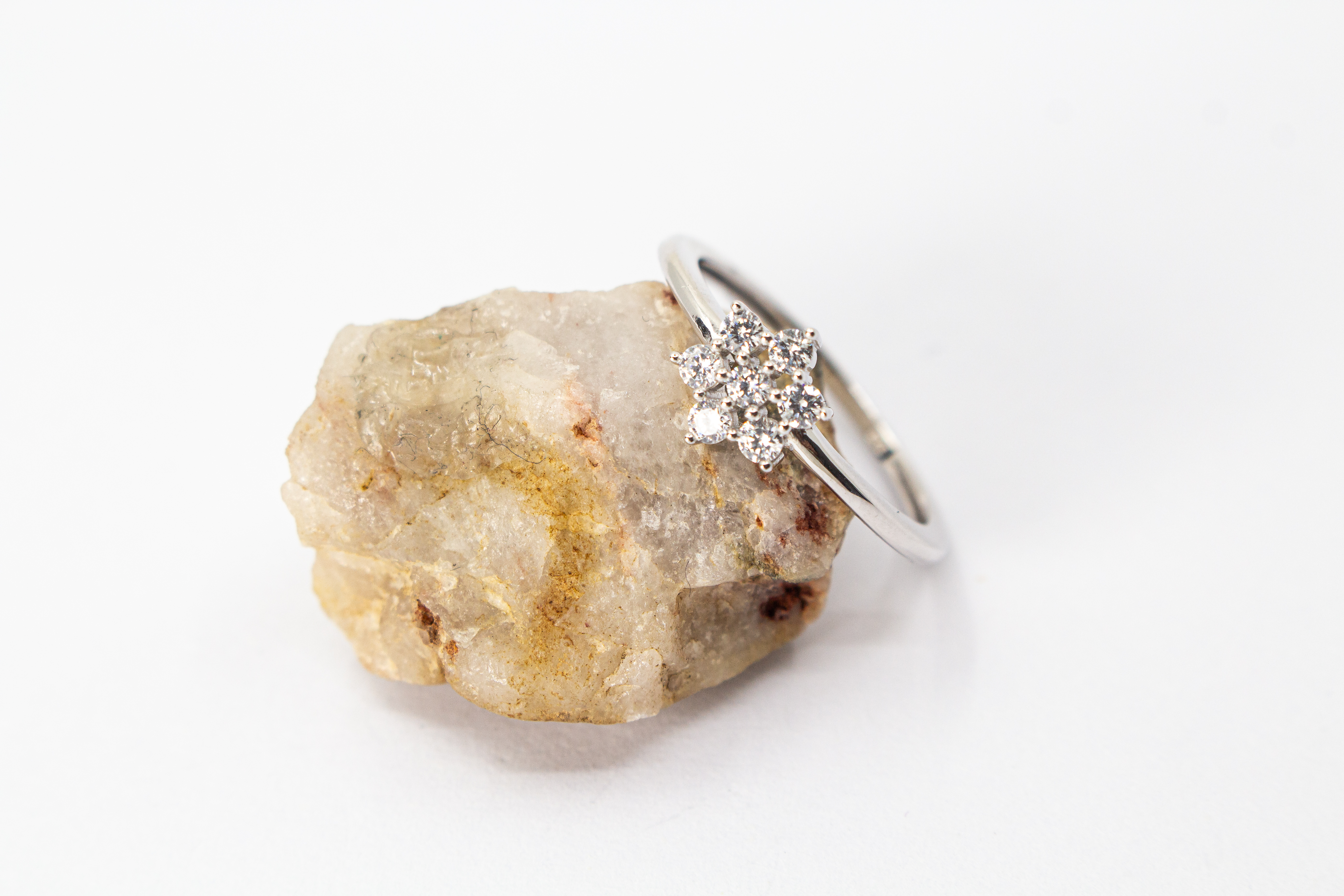 Rhodinierter 925er Sterlingsilber Ring „Schneestern“ mit funkelnden Zirkonia in sternförmiger Anordnung.