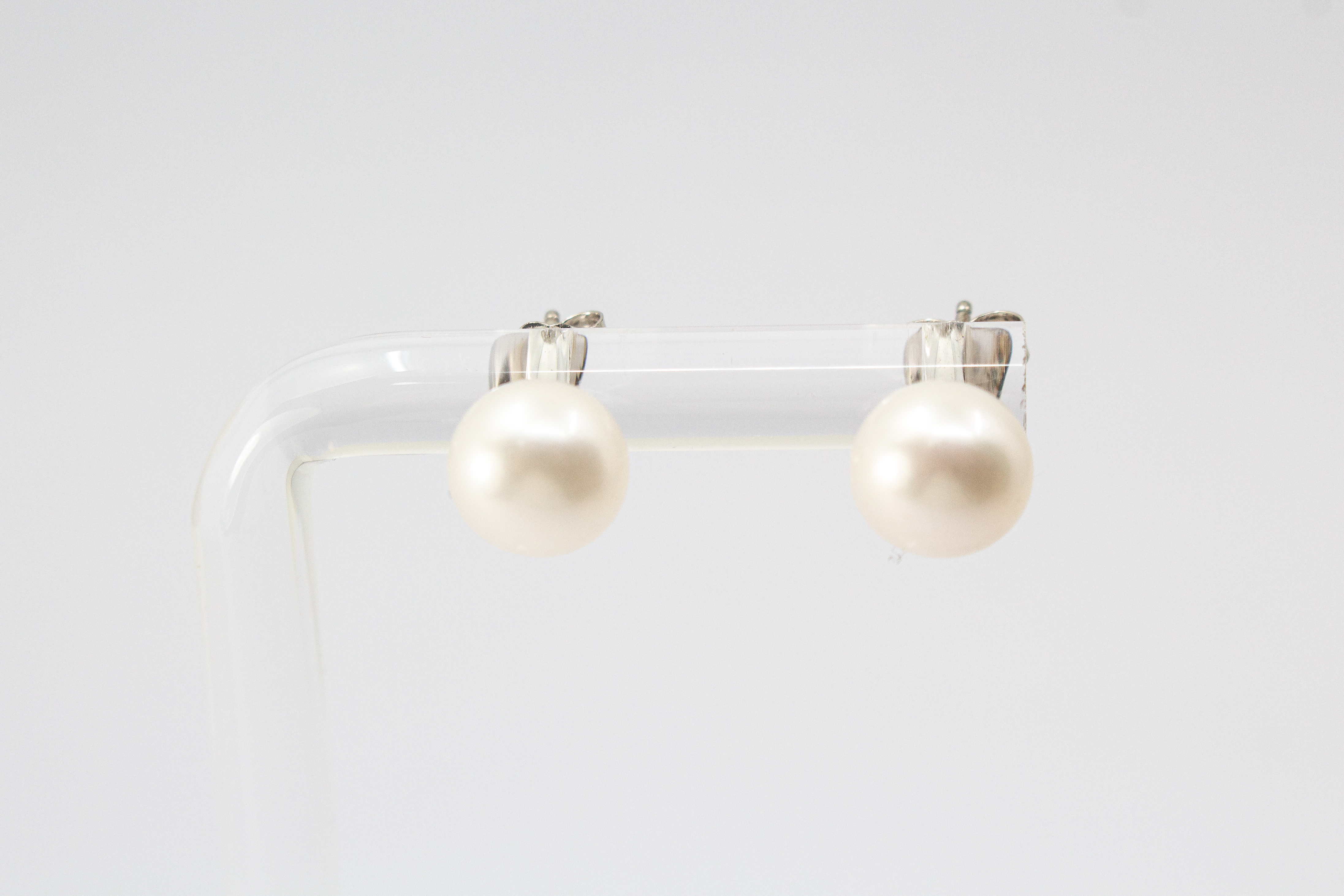 Elegante Ohrstecker „Mondperle“ aus 925er Sterlingsilber mit schimmernden weißen Süßwasserzuchtperlen im zeitlosen Design.