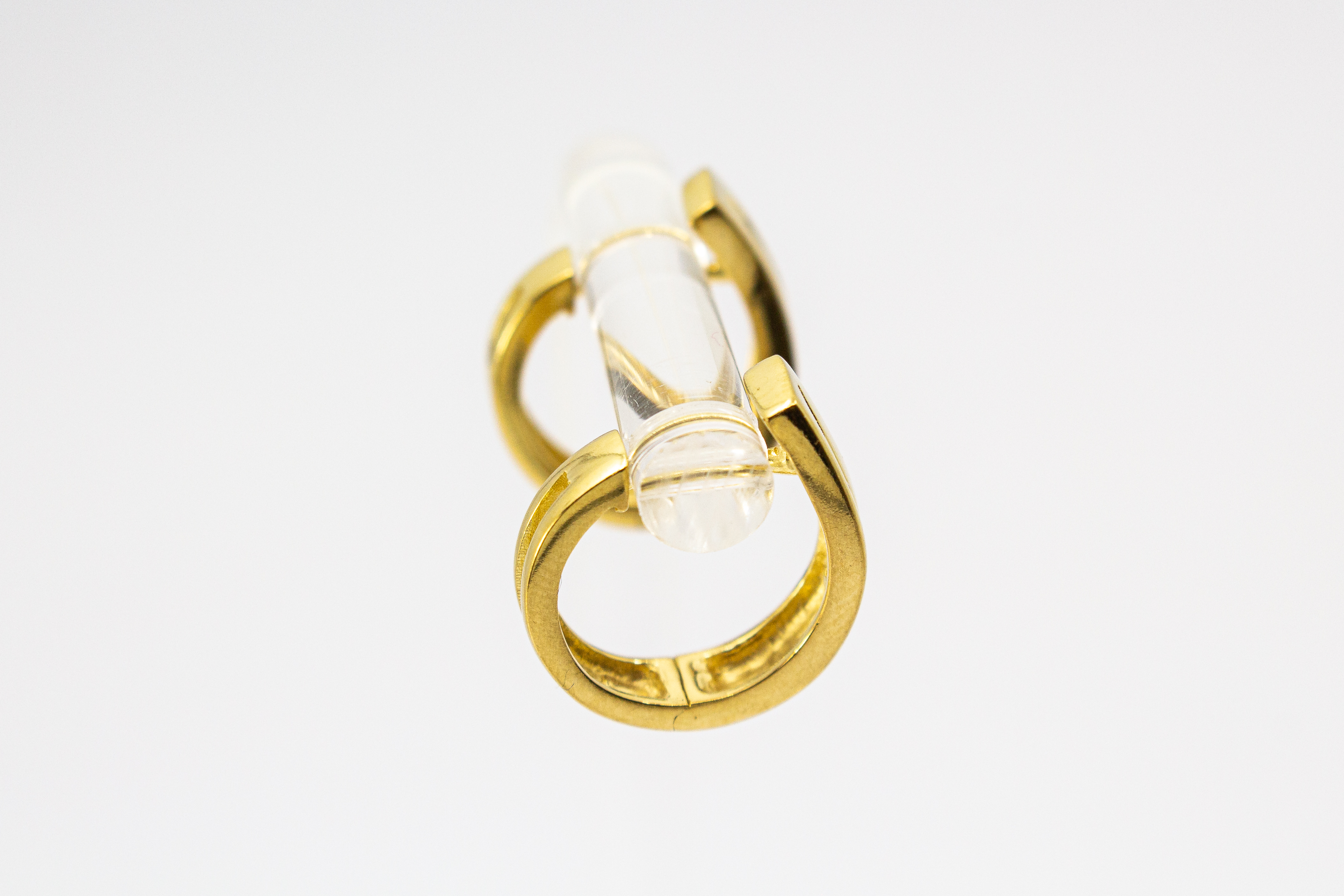 Elegante Creolen „Goldfunken“ aus 20 Mikron vergoldetem 925er Sterlingsilber mit funkelnden Zirkonia in geschwungener Form.