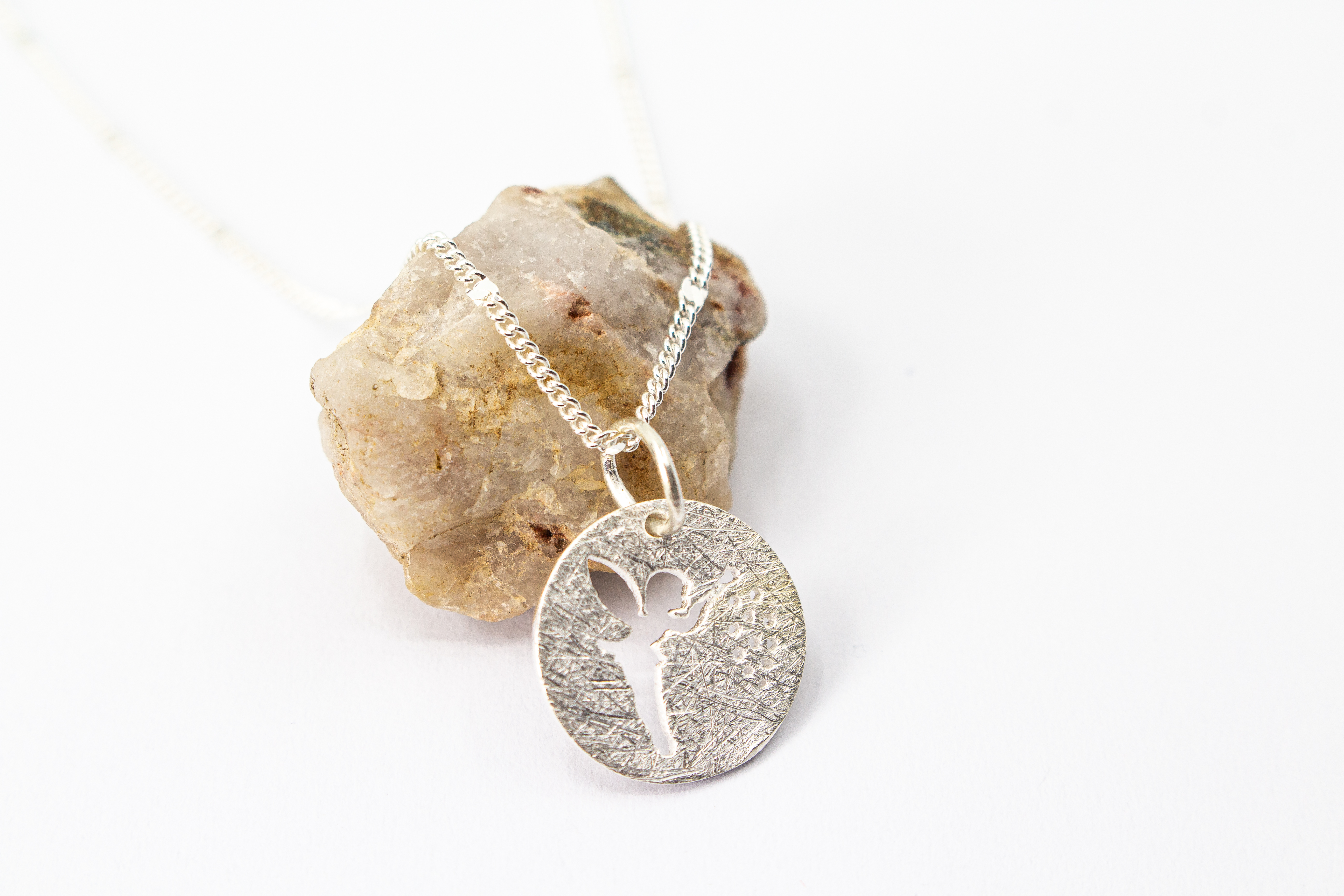 Zarte Halskette aus 925er Sterlingsilber mit rundem Anhänger, Fee und Pusteblume-Motiv, handgefertigt von Goldschmiede Regina Kraus.