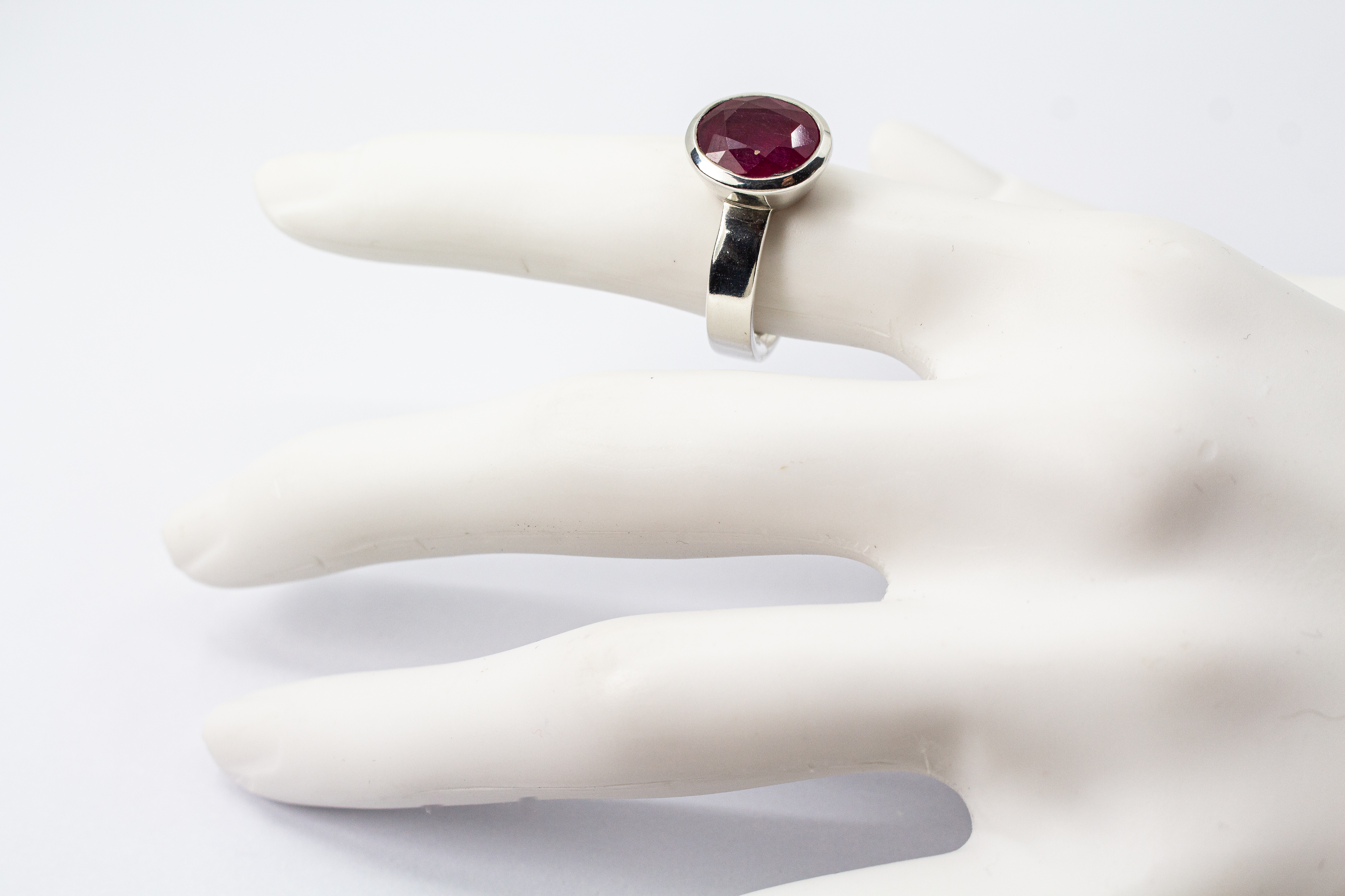 925er Sterlingsilber Ring „Rubinzauber“ mit großem oval facettiertem Rubin in eleganter Silberfassung.
