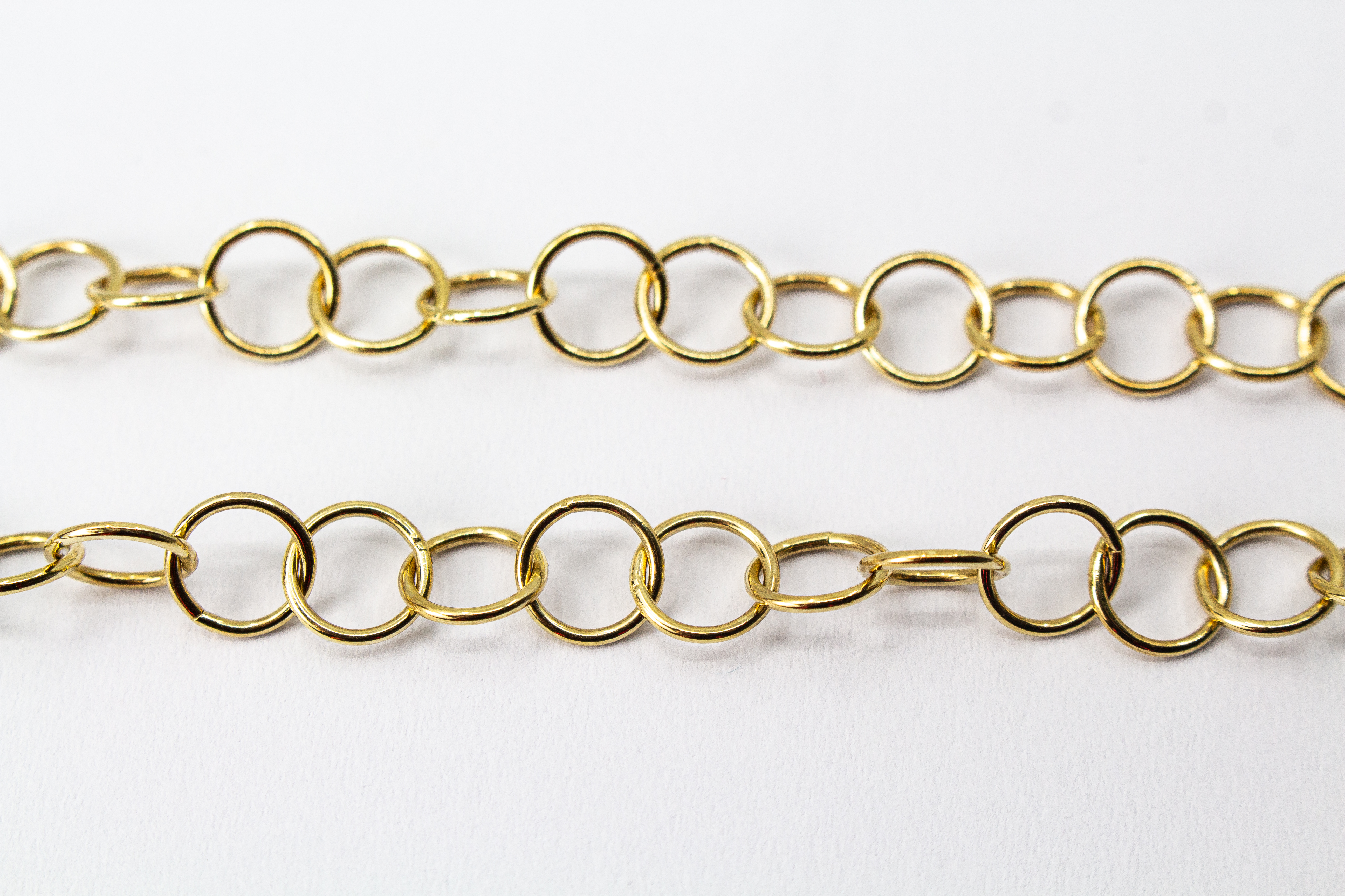 Zarte Halskette aus 20 Mikron vergoldetem 925er Sterlingsilber mit runden Gliedern und Karabinerverschluss, Handarbeit der Goldschmiede Regina Kraus.