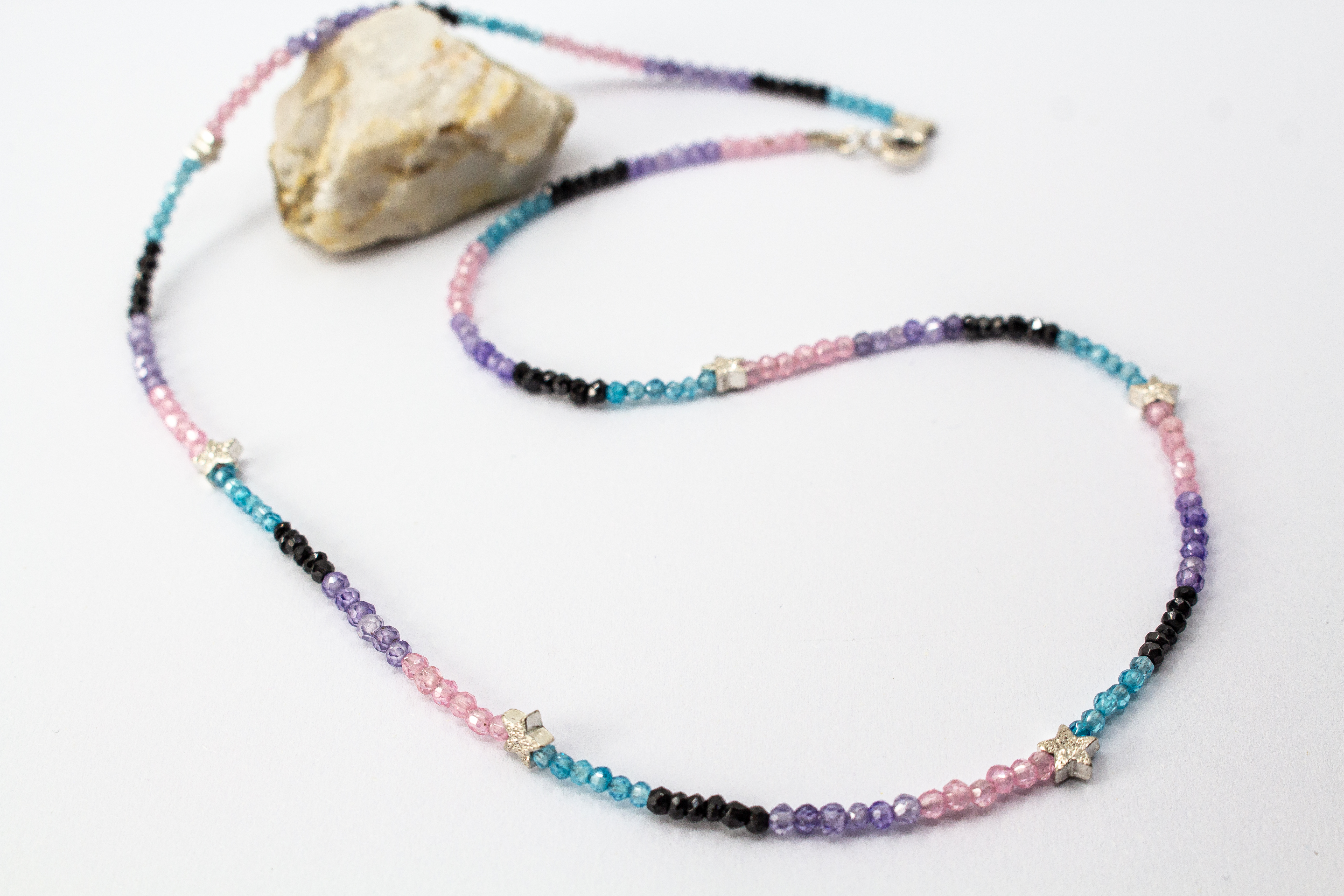 Filigrane, bunte Edelsteinkette aus facettierten, kleinen Perlen in Schwarz, Rosa, Blau und Violett mit kleinen Stern-Elementen aus 925 Sterling Silber von Goldschmiede Regina Kraus