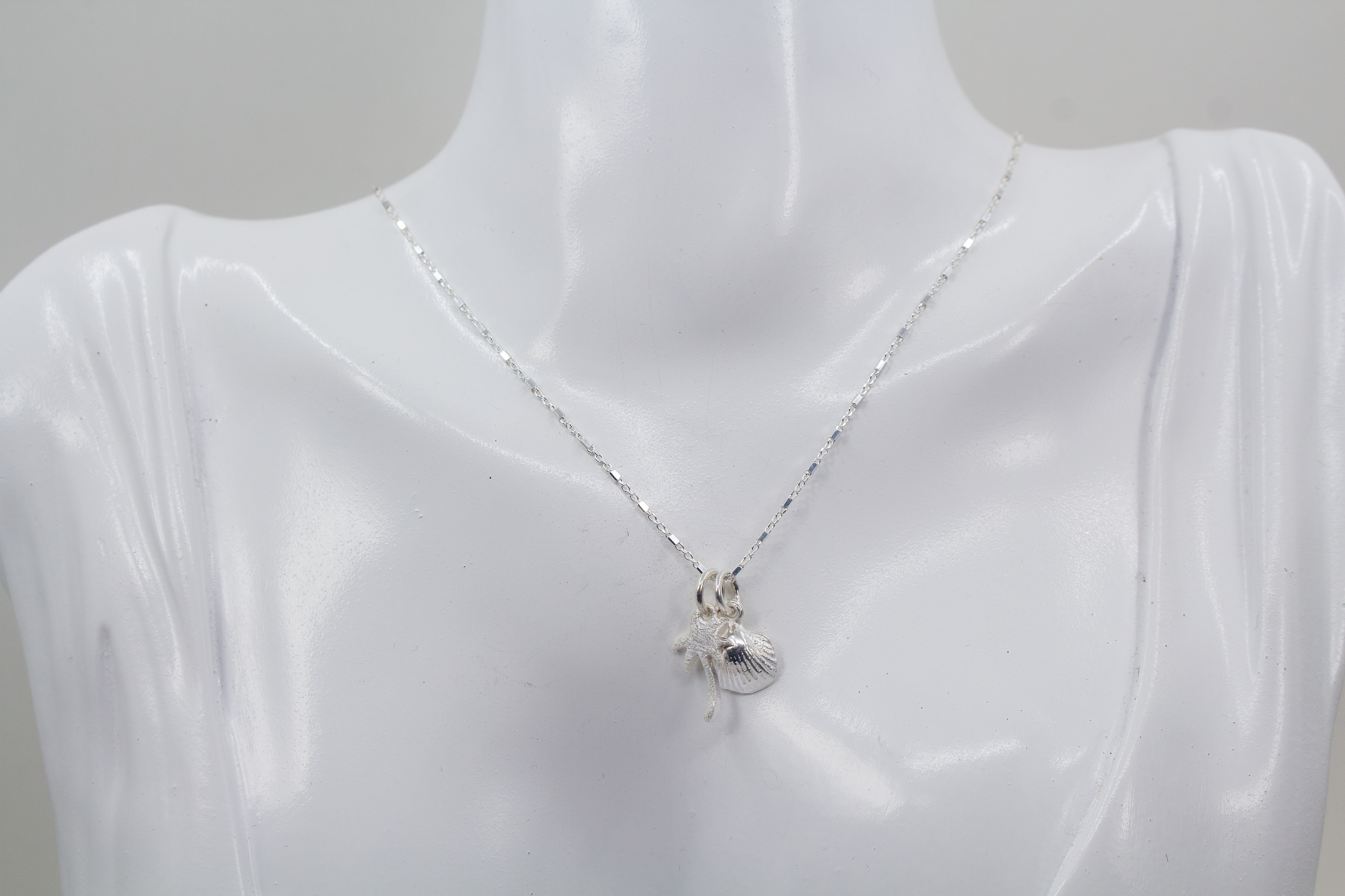 Kette mit Muschelanhänger und Palmenanhänger