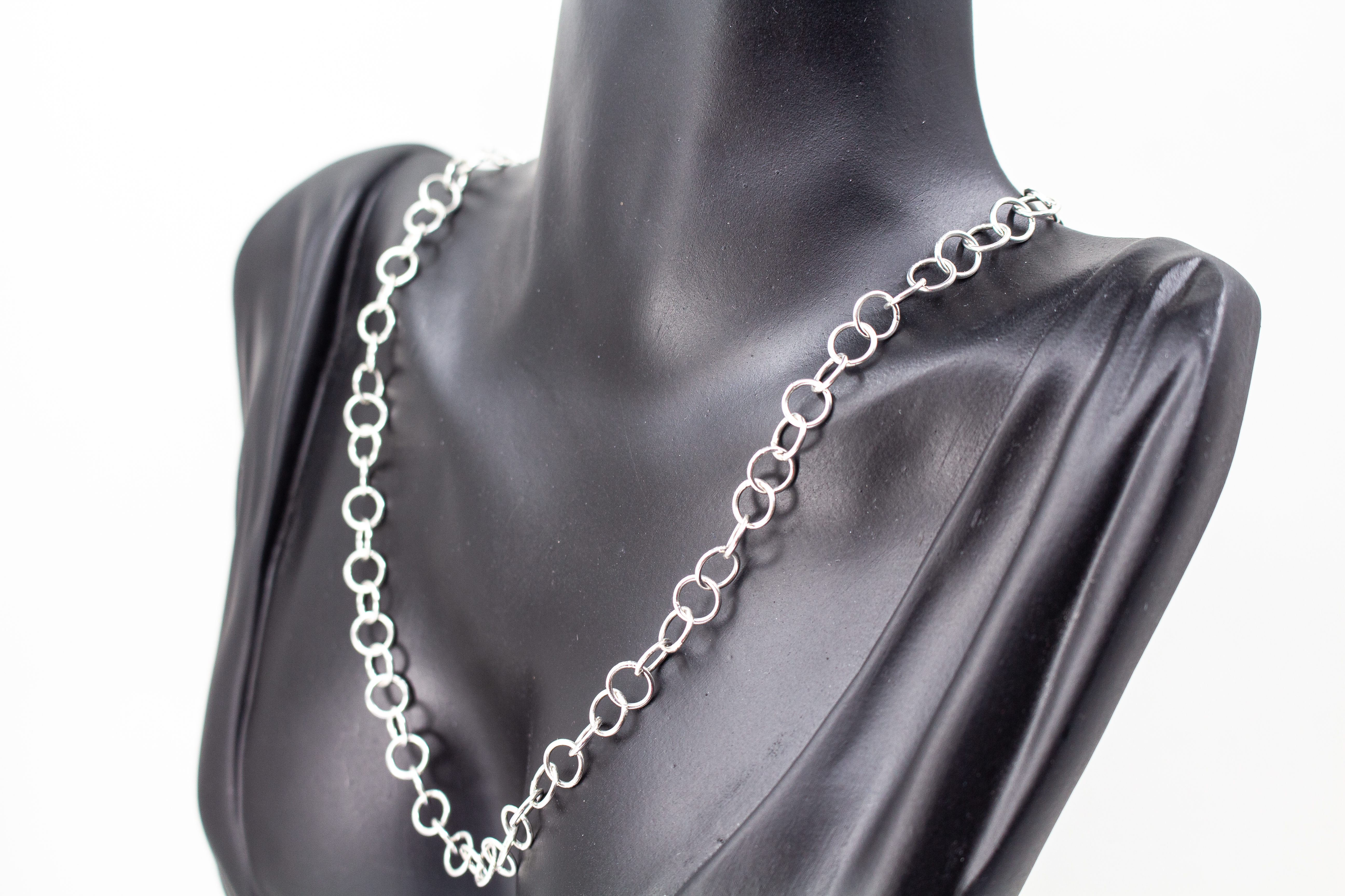Handgefertigte Gliederkette aus poliertem 925 Sterlingsilber, zeitloser Halsschmuck der Goldschmiede Regina Kraus mit filigranen, runden Elementen