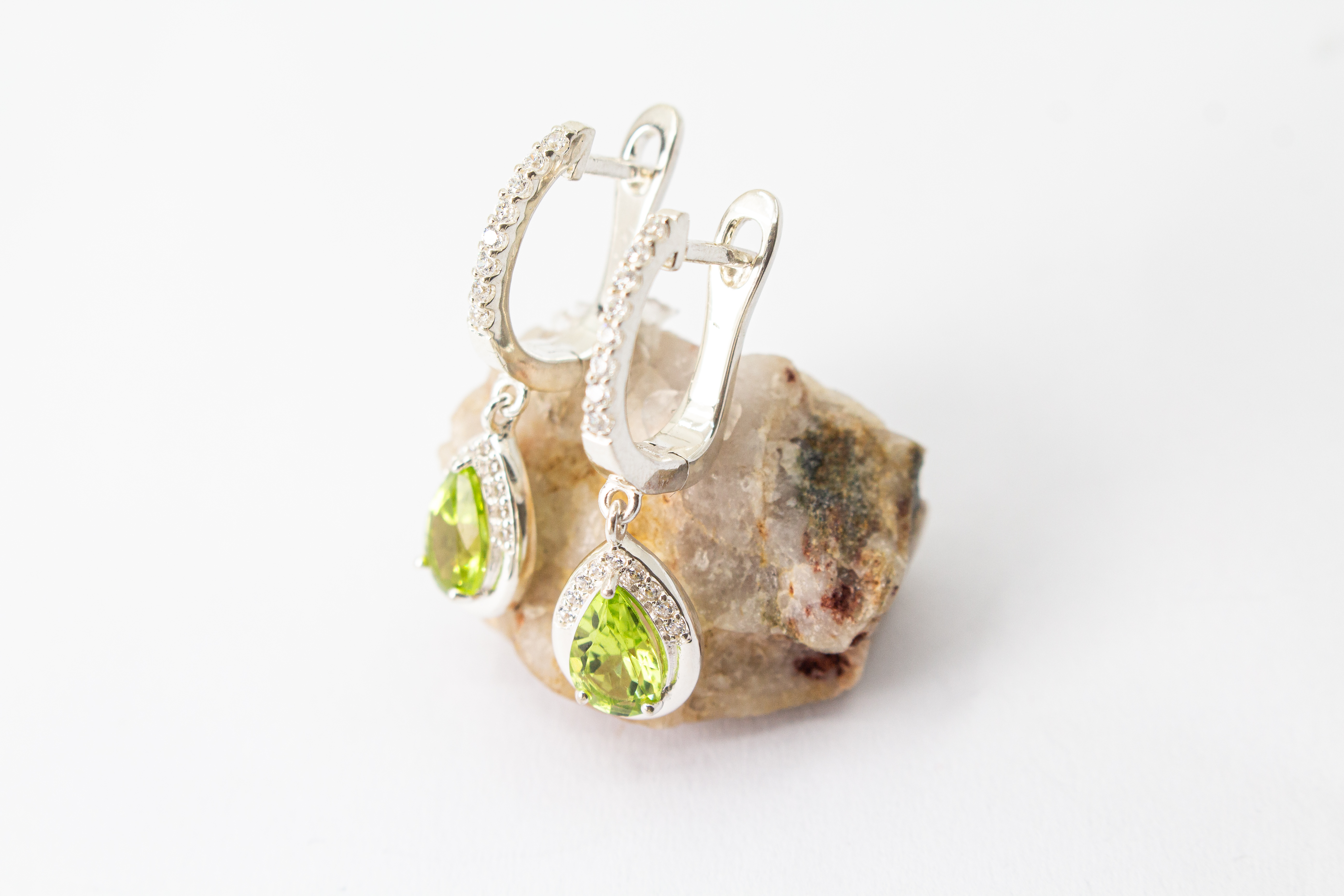 Ohrhänger "Frühlingserwachen" – Peridot-Tropfen in 925 Silber