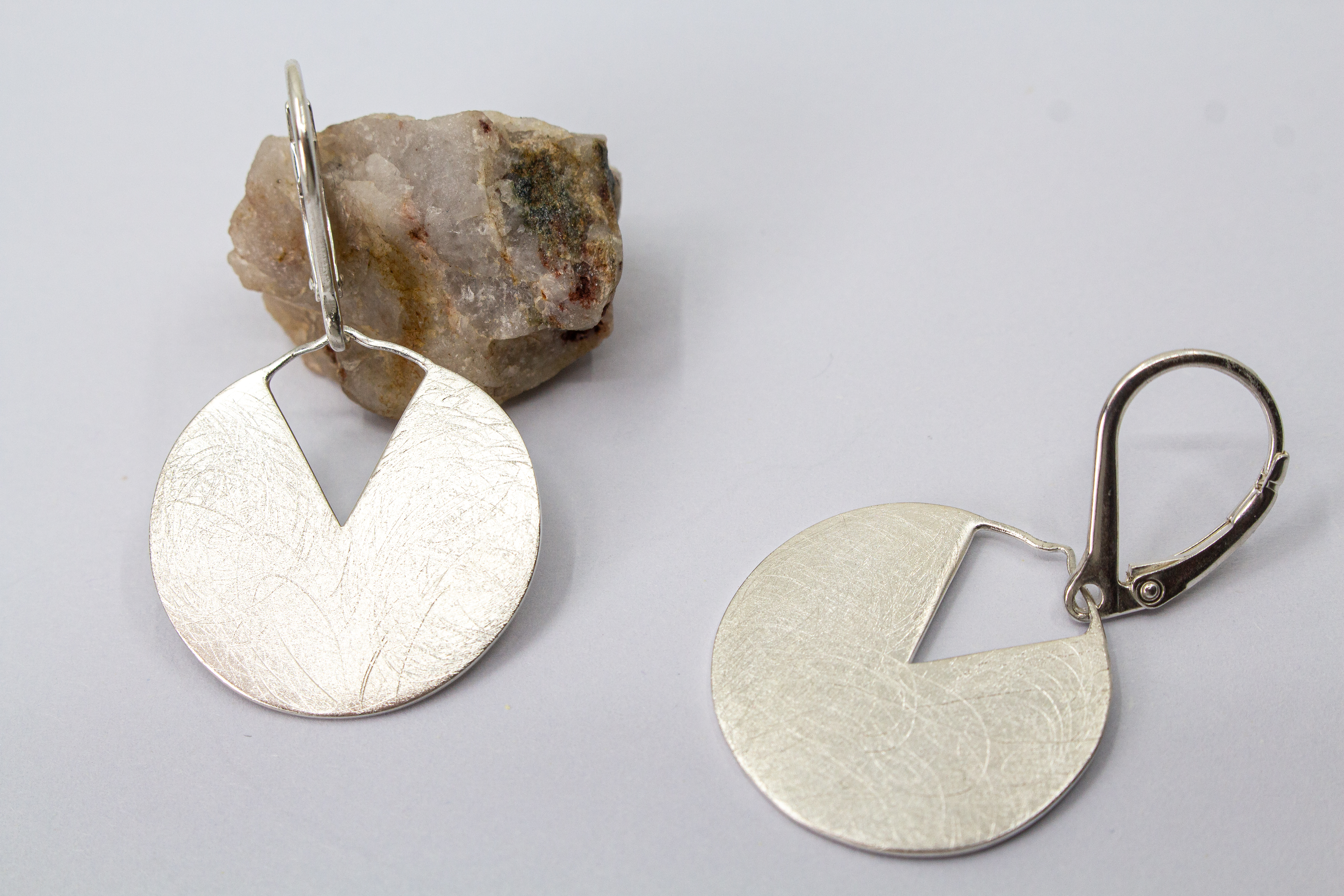Ohrhänger "Circle-Cut" Strukturierte Scheiben-Ohrhänger aus 925 Silber