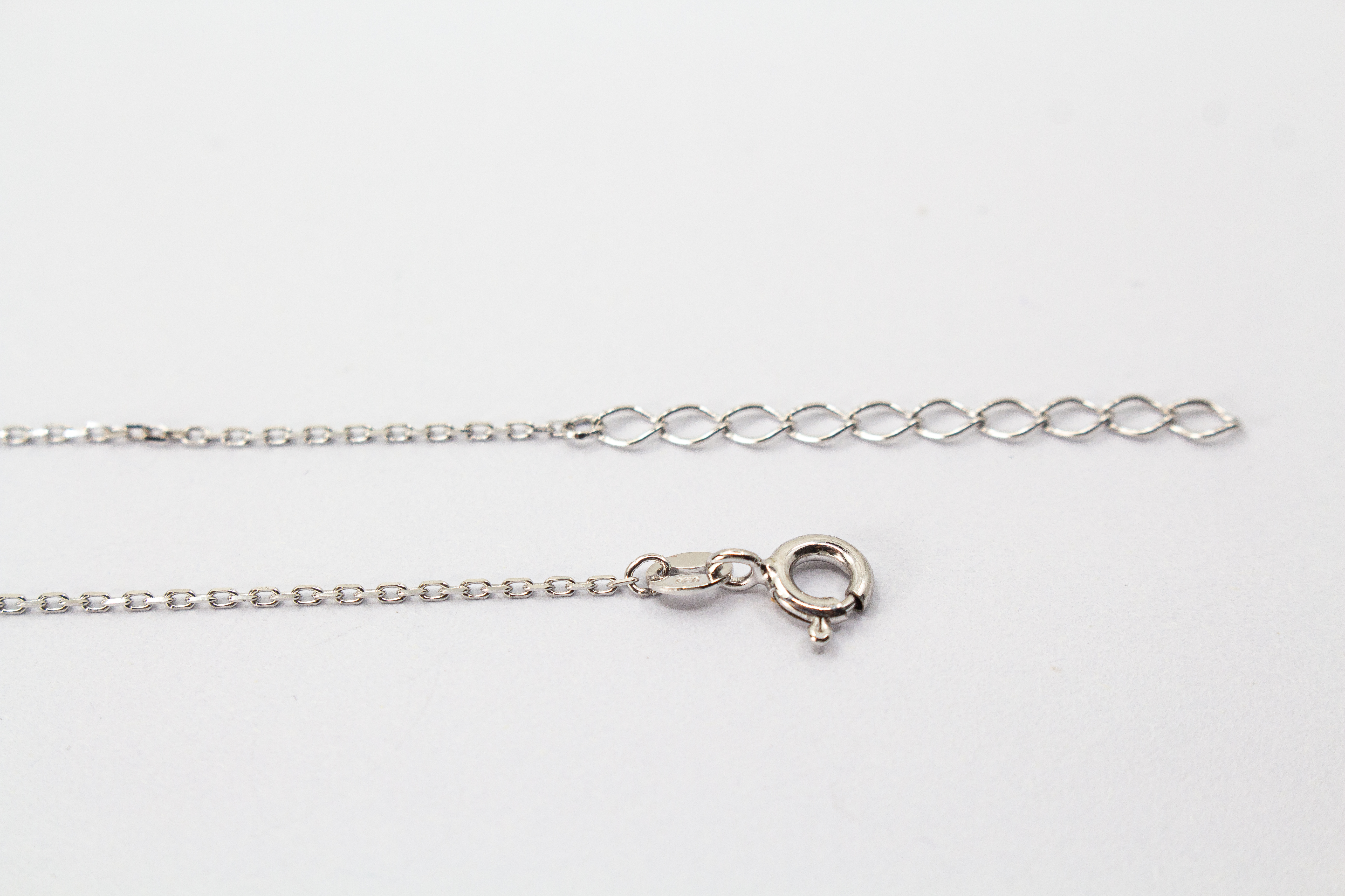 Collier „Schleifenzauber“ aus rhodiniertem 925er Sterlingsilber mit filigranem Schleifenanhänger in zeitlosem Design.
