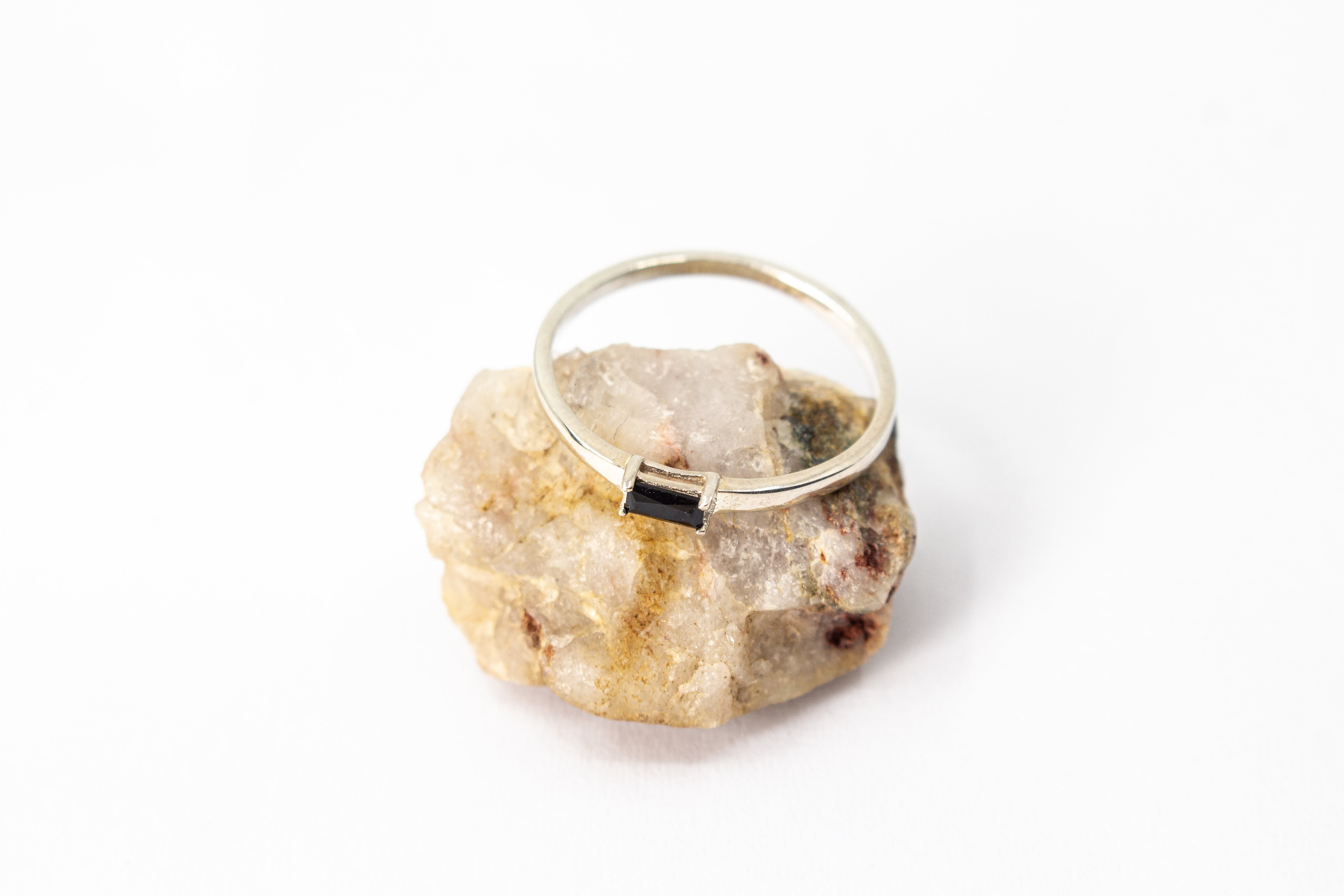 Onyx-Ring „Nachtfeuer“ – Minimalistischer Silberring mit tiefschwarzem Onyx