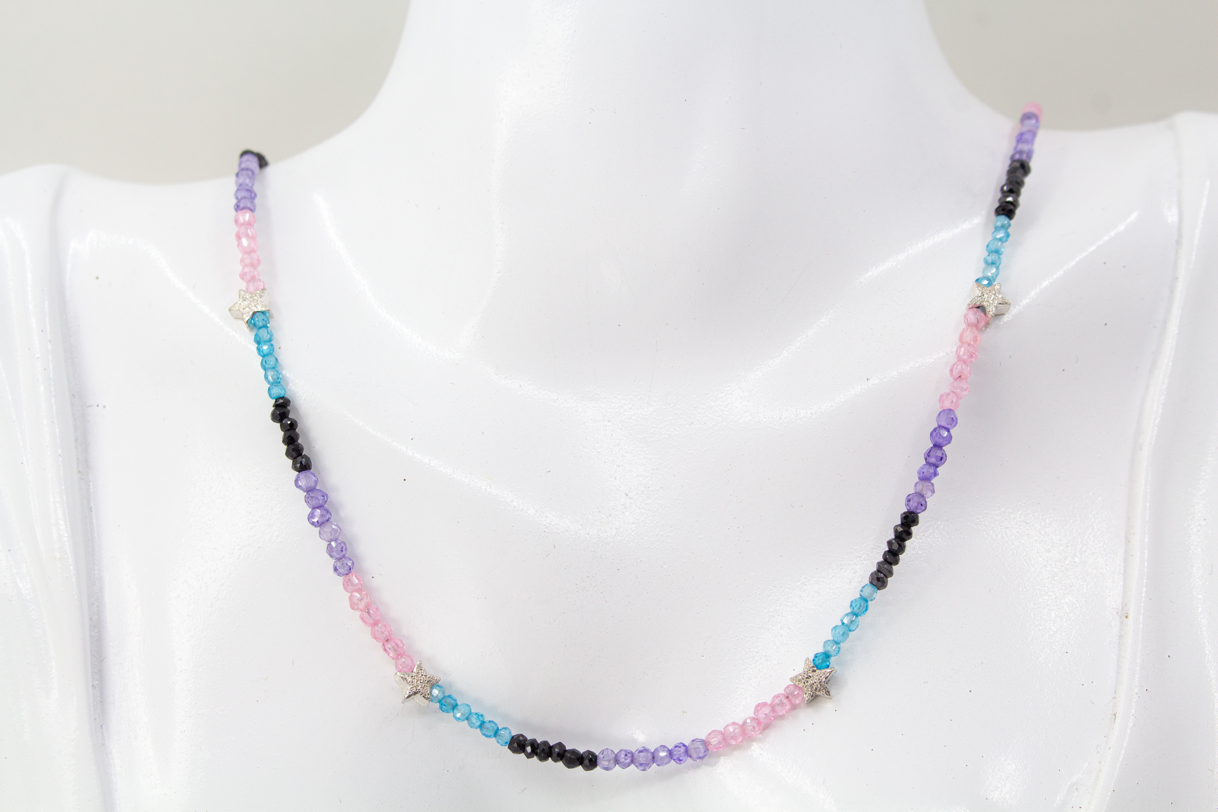 Filigrane, bunte Edelsteinkette aus facettierten, kleinen Perlen in Schwarz, Rosa, Blau und Violett mit kleinen Stern-Elementen aus 925 Sterling Silber von Goldschmiede Regina Kraus