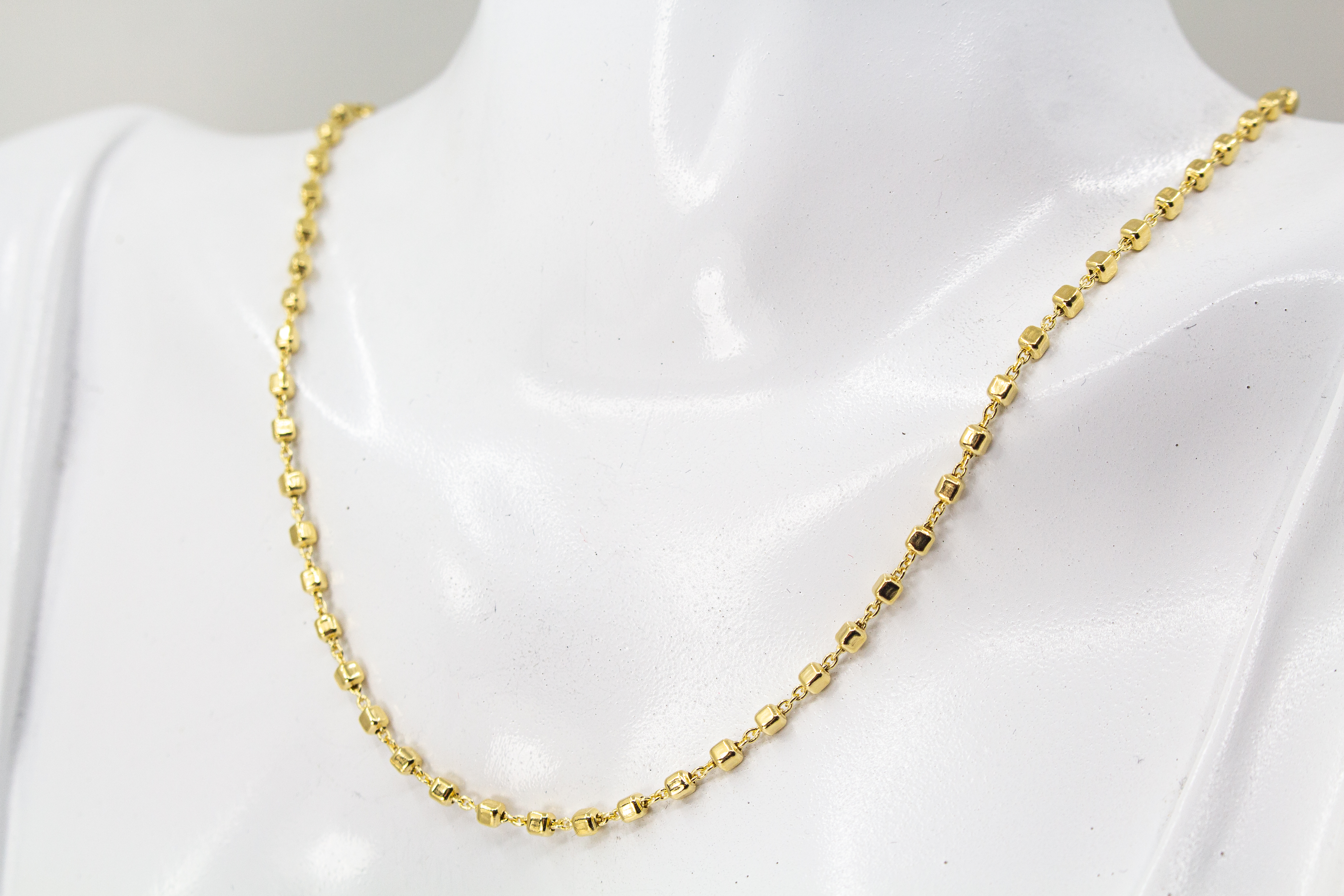 „Moderne Würfel-Halskette von der Goldschmiede Regina Kraus aus 20 Mikron vergoldetem 925er Sterlingsilber, Kategorie Ketten und Colliers.