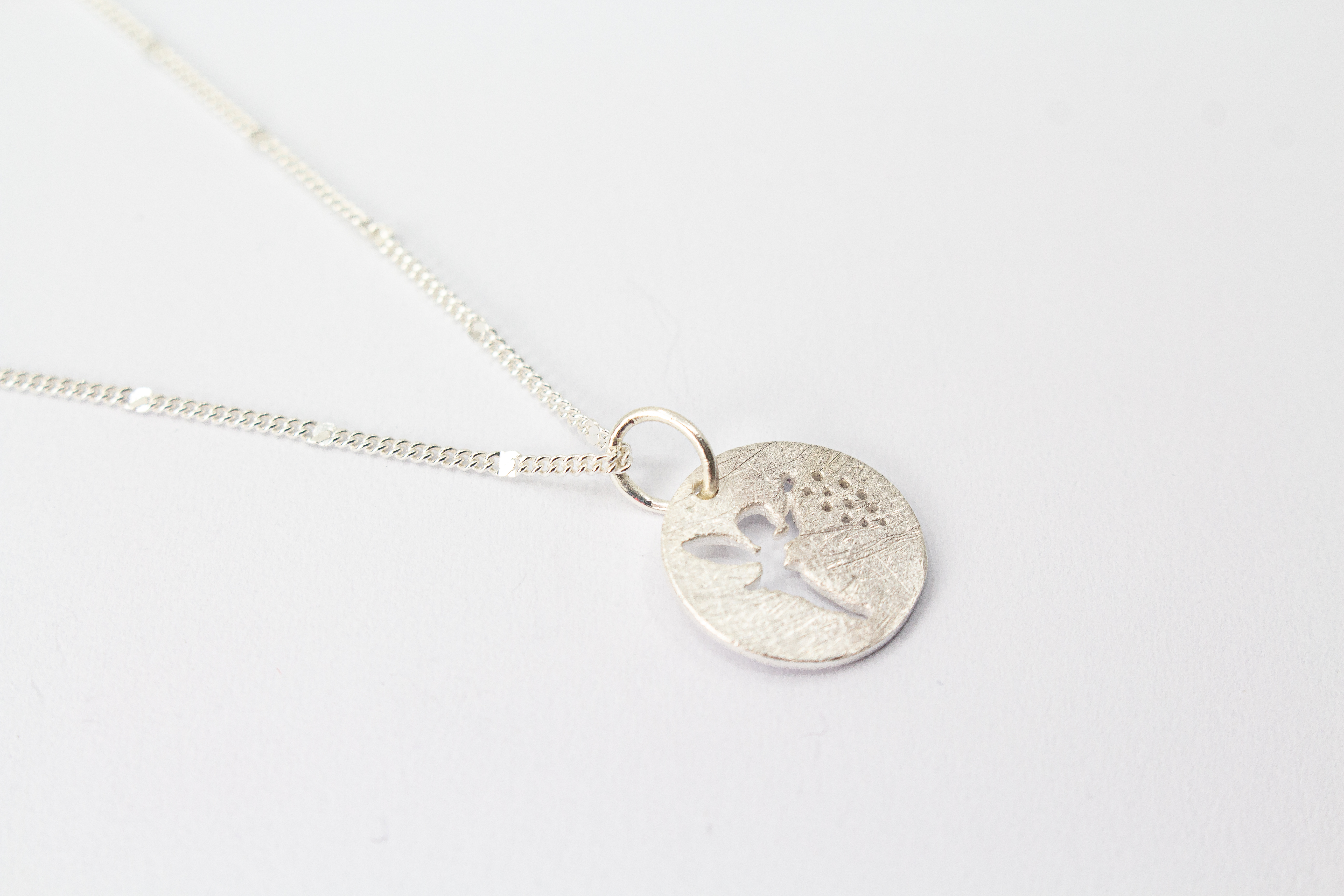Zarte Halskette aus 925er Sterlingsilber mit rundem Anhänger, Fee und Pusteblume-Motiv, handgefertigt von Goldschmiede Regina Kraus.