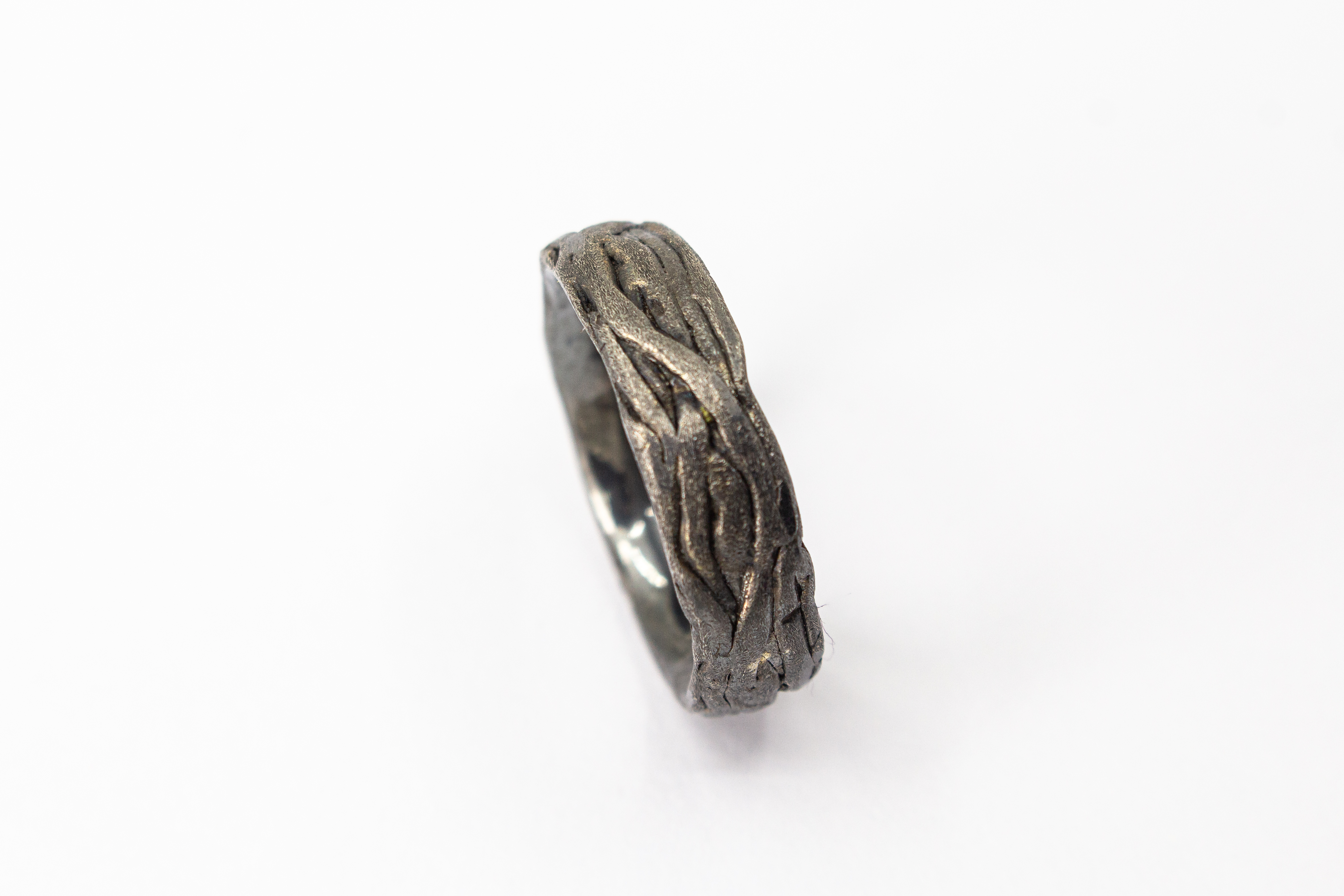 Markanter, strukturierter Bandring aus dunkel geschwärztem und oxidiertem 925 Sterlingsilber mit einer organisch geflochtenen Oberfläche im Ast- oder Rinden-Design aus dem Online-Shop der Goldschmiede Regina Kraus.