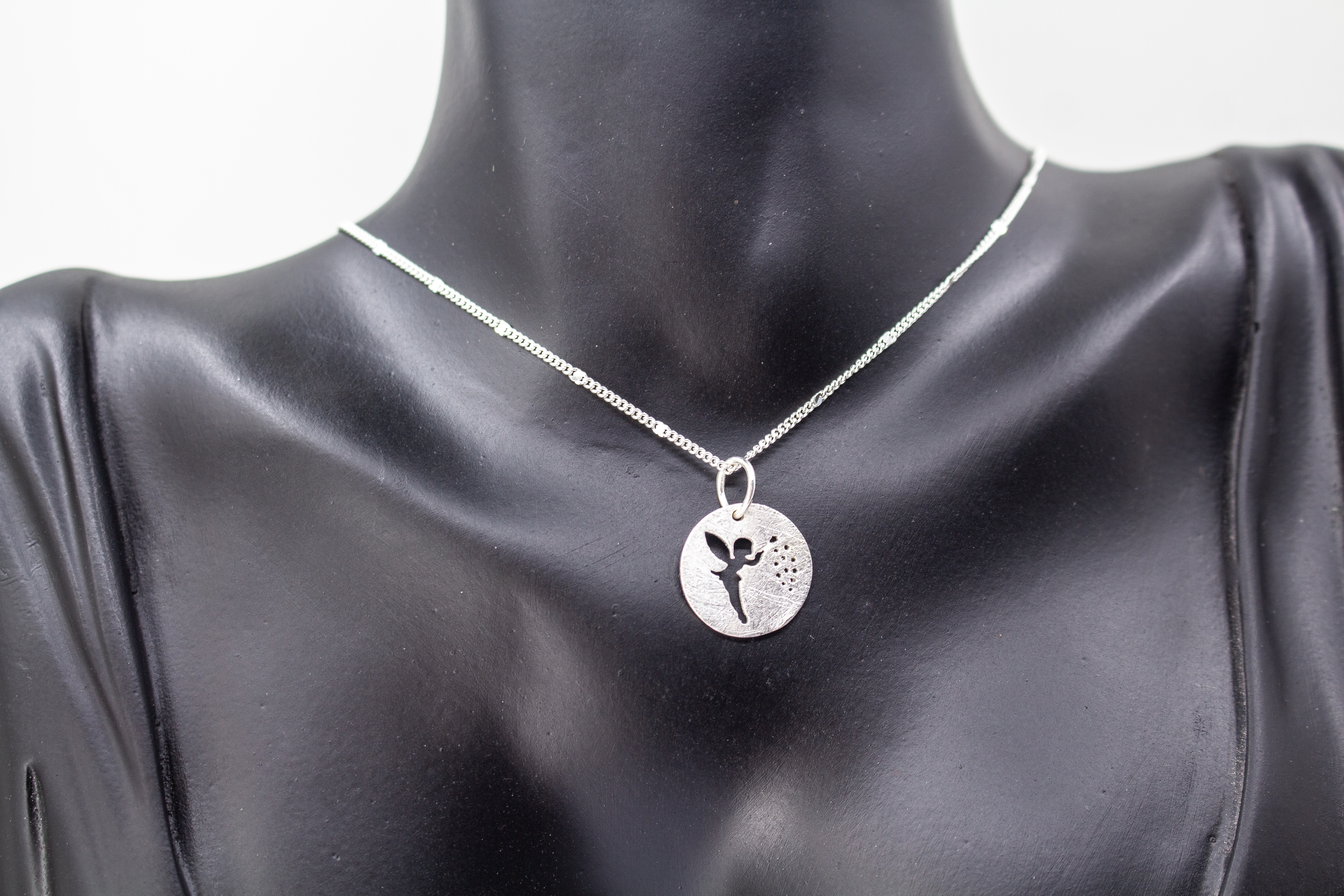 Zarte Halskette aus 925er Sterlingsilber mit rundem Anhänger, Fee und Pusteblume-Motiv, handgefertigt von Goldschmiede Regina Kraus.