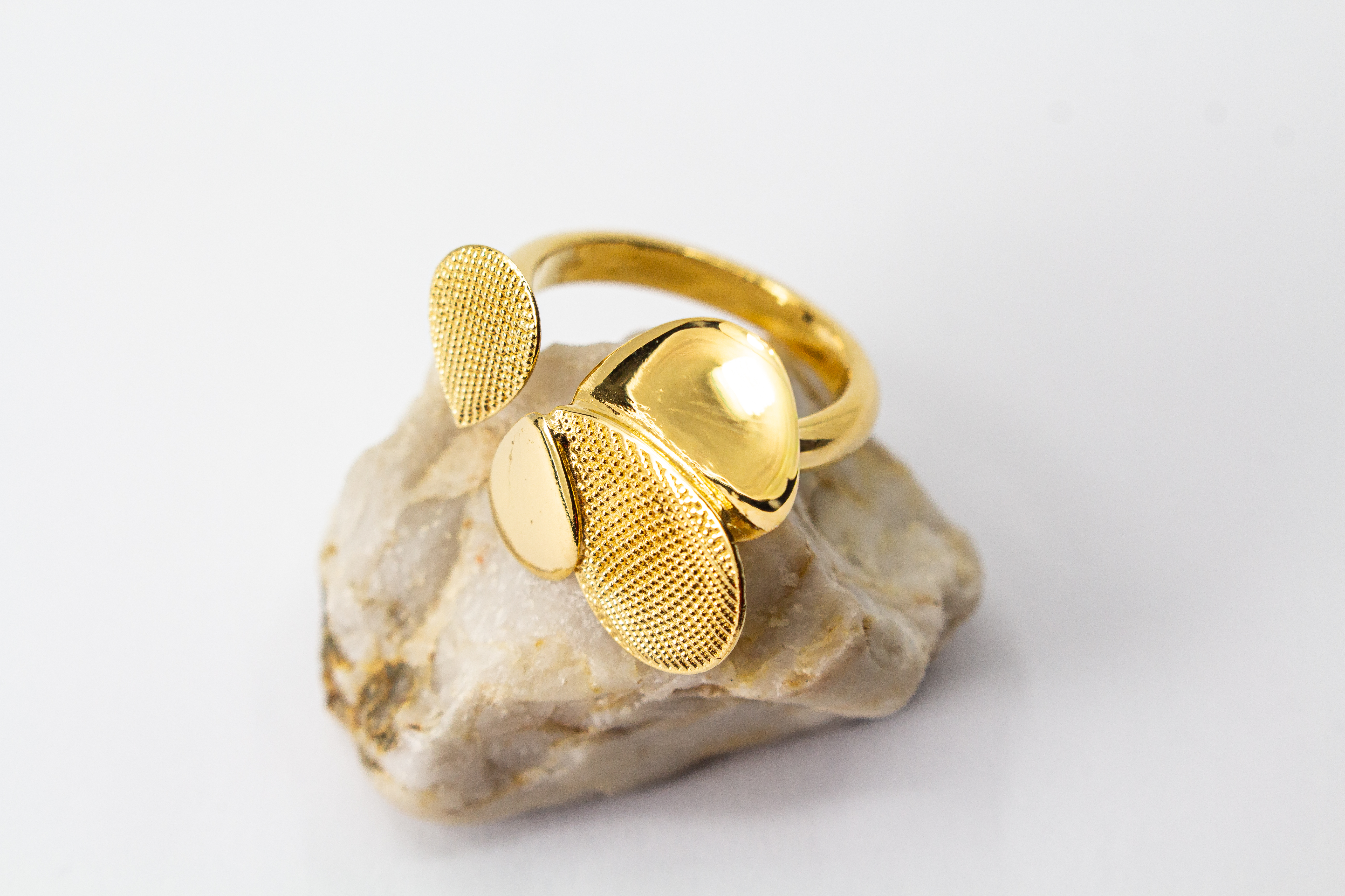 Ring Moon von Diva Gioielli, offenes Design aus vergoldetem Silber mit organisch geformten Elementen in glänzender und fein strukturierter Optik