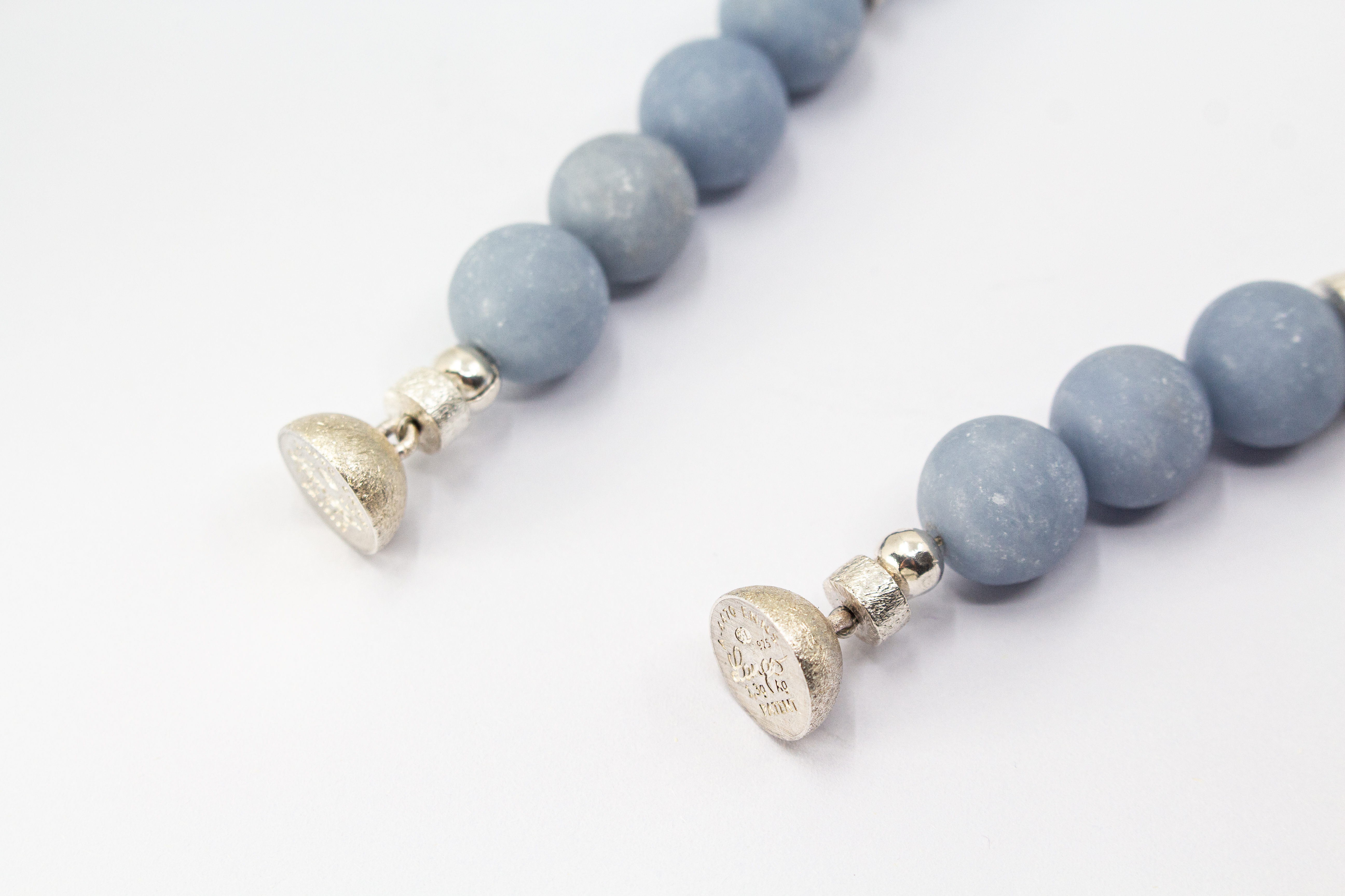 Handgefertigte Angelit Halskette „Himmelsruhe“ mit mattierten hellblauen Angelit-Perlen und Zwischenteilen aus 925er Sterlingsilber.