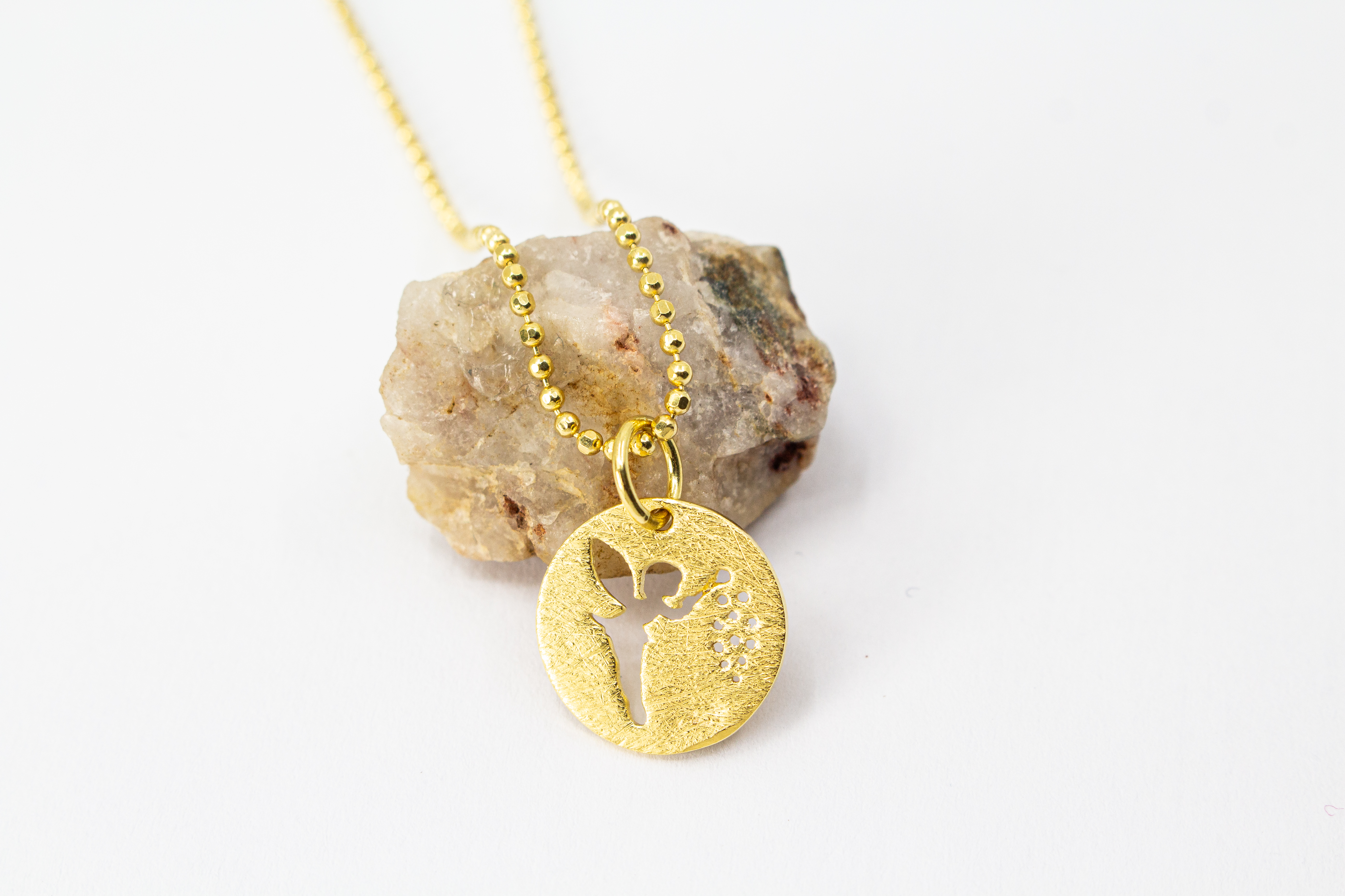 Goldene Kugelkette aus 20 Mikron vergoldetem 925er Sterlingsilber mit rundem Plättchen-Anhänger „Feenstaub“, der eine ausgestanzte Fee zeigt, aus dem Onlineshop der Goldschmiede Regina Kraus.