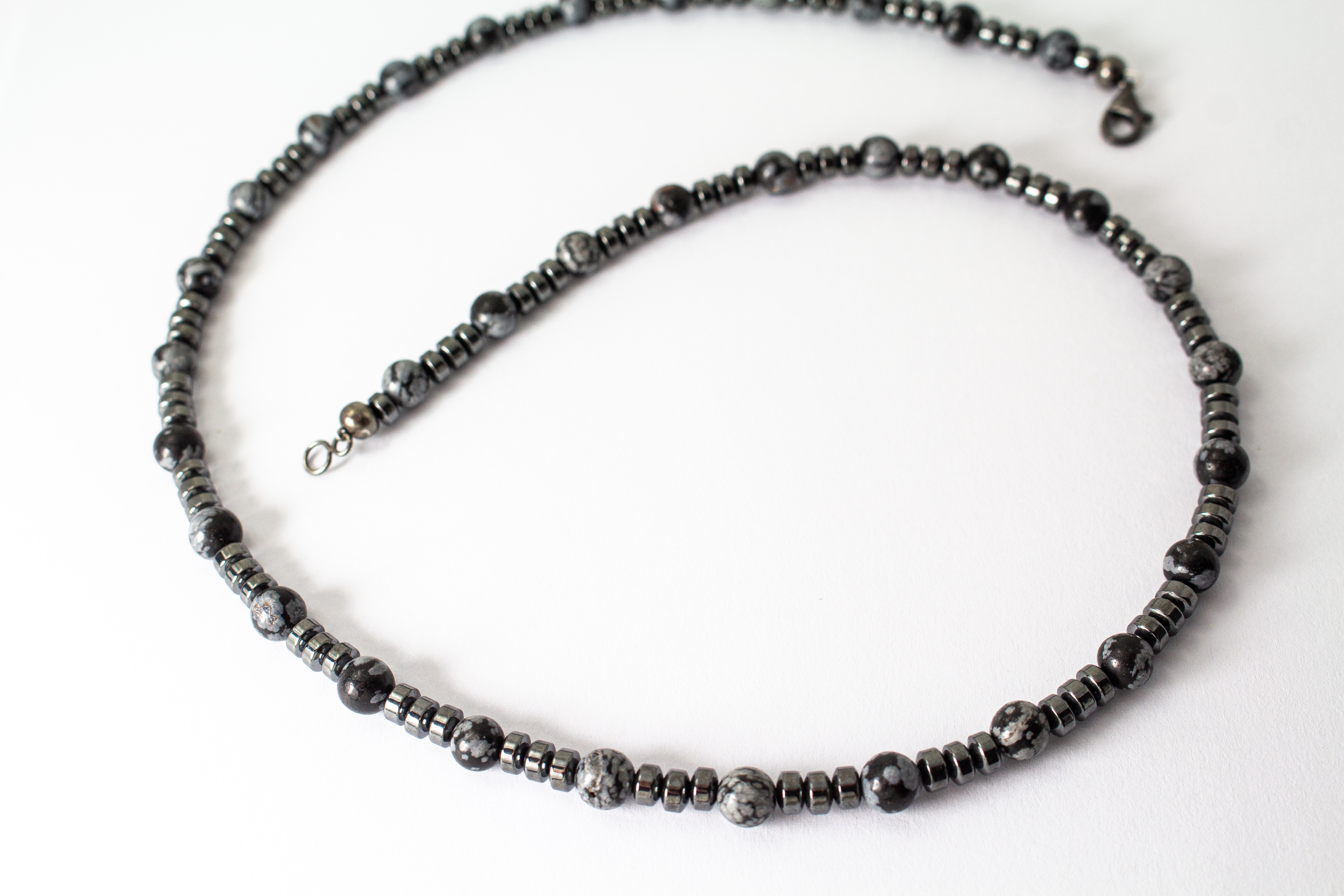 Herrenkette „Eisglut“ aus Schneeflockenobsidian und Hämatit mit Verschluss aus 925 Silber in markantem, maskulinem Design.