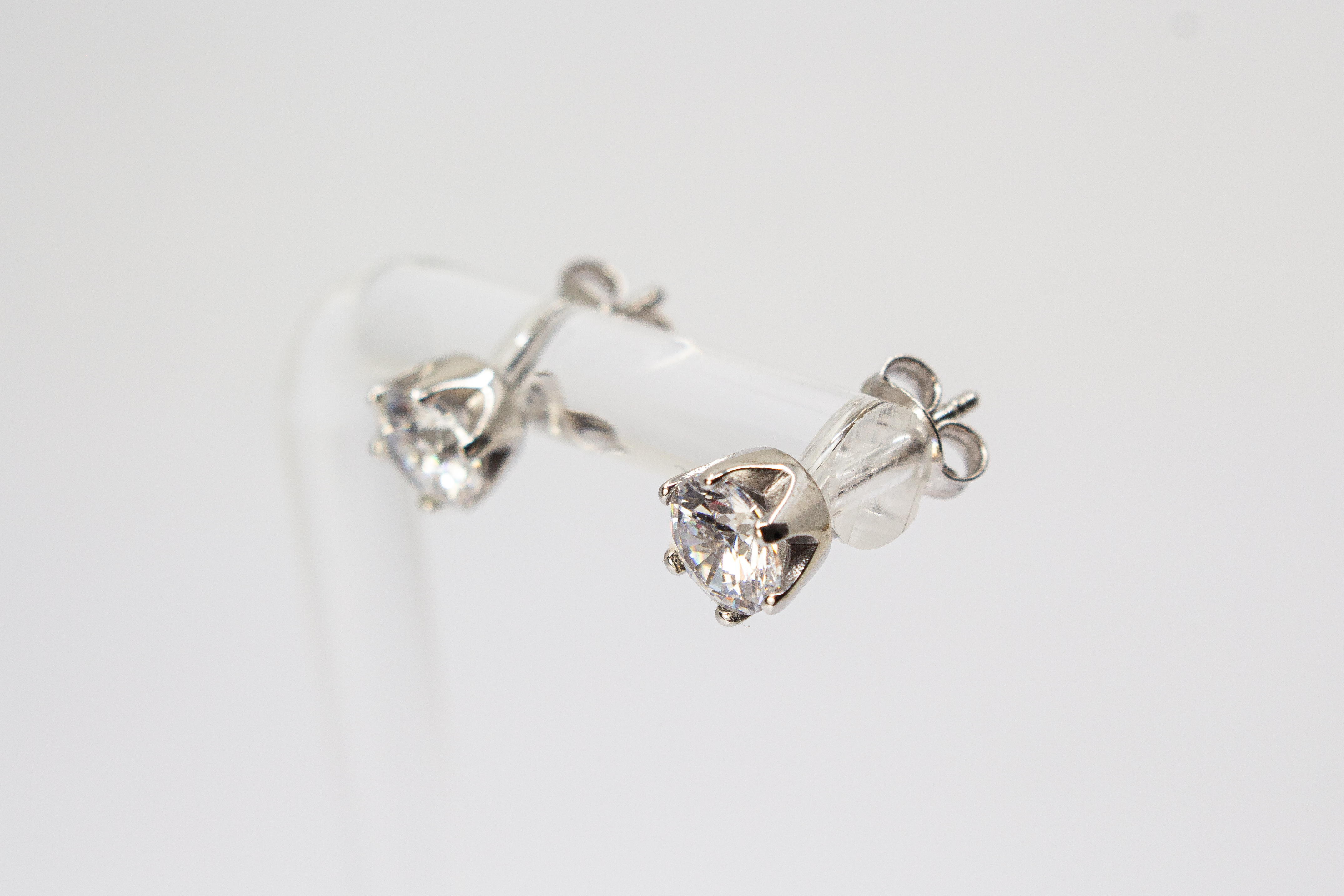 Klassische Solitär-Ohrstecker aus rhodiniertem 925er Silber mit einem großen Zirkoniastein in einer edlen Sechser-Krappenfassung im Onlineshop von Goldschmiede Regina Kraus.
