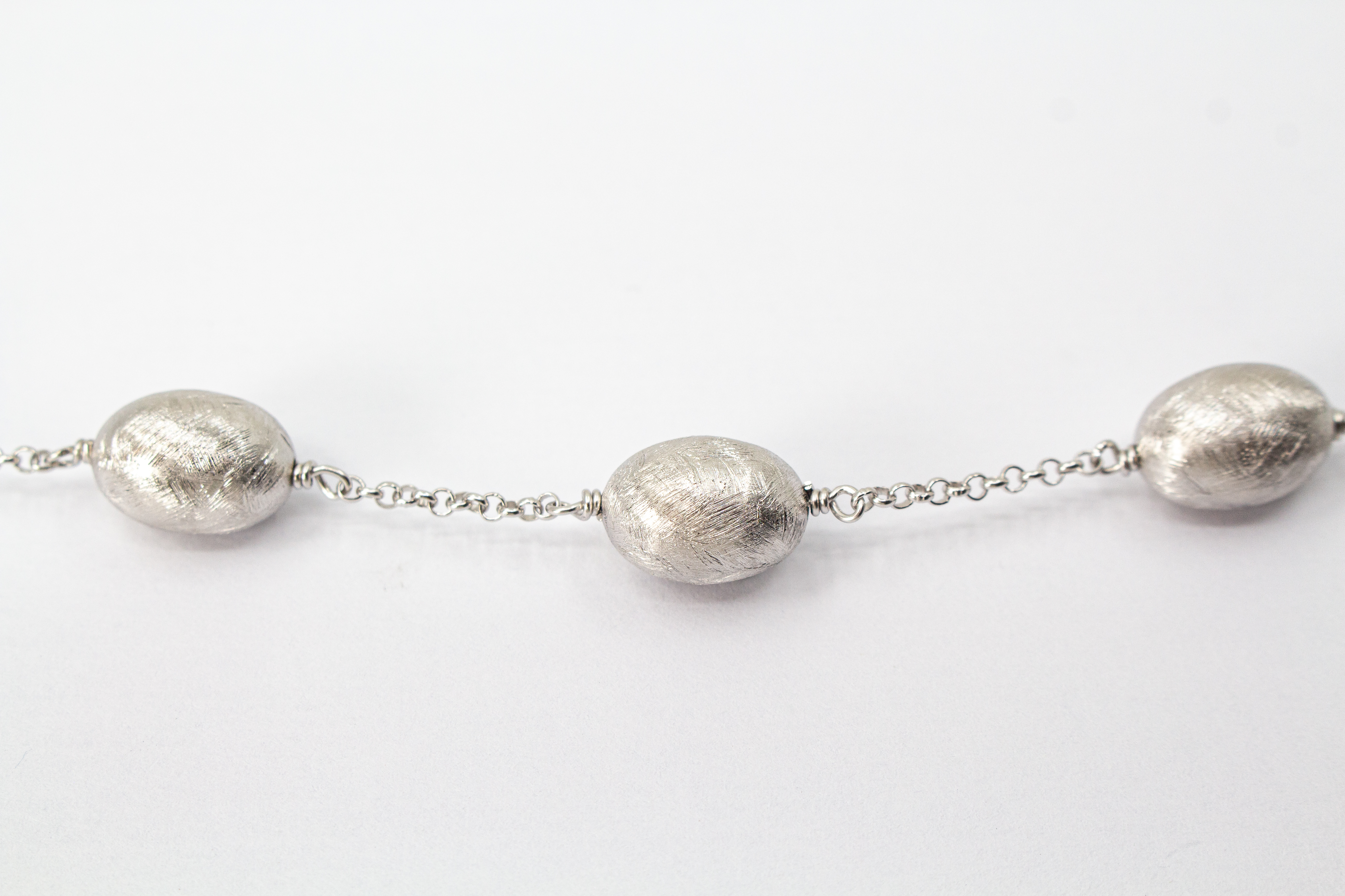 Eismattes Collier aus rhodiniertem 925er Sterlingsilber von Diva Gioielli mit ovalen, strukturierten Schmuckelementen an einer feinen Silberkette