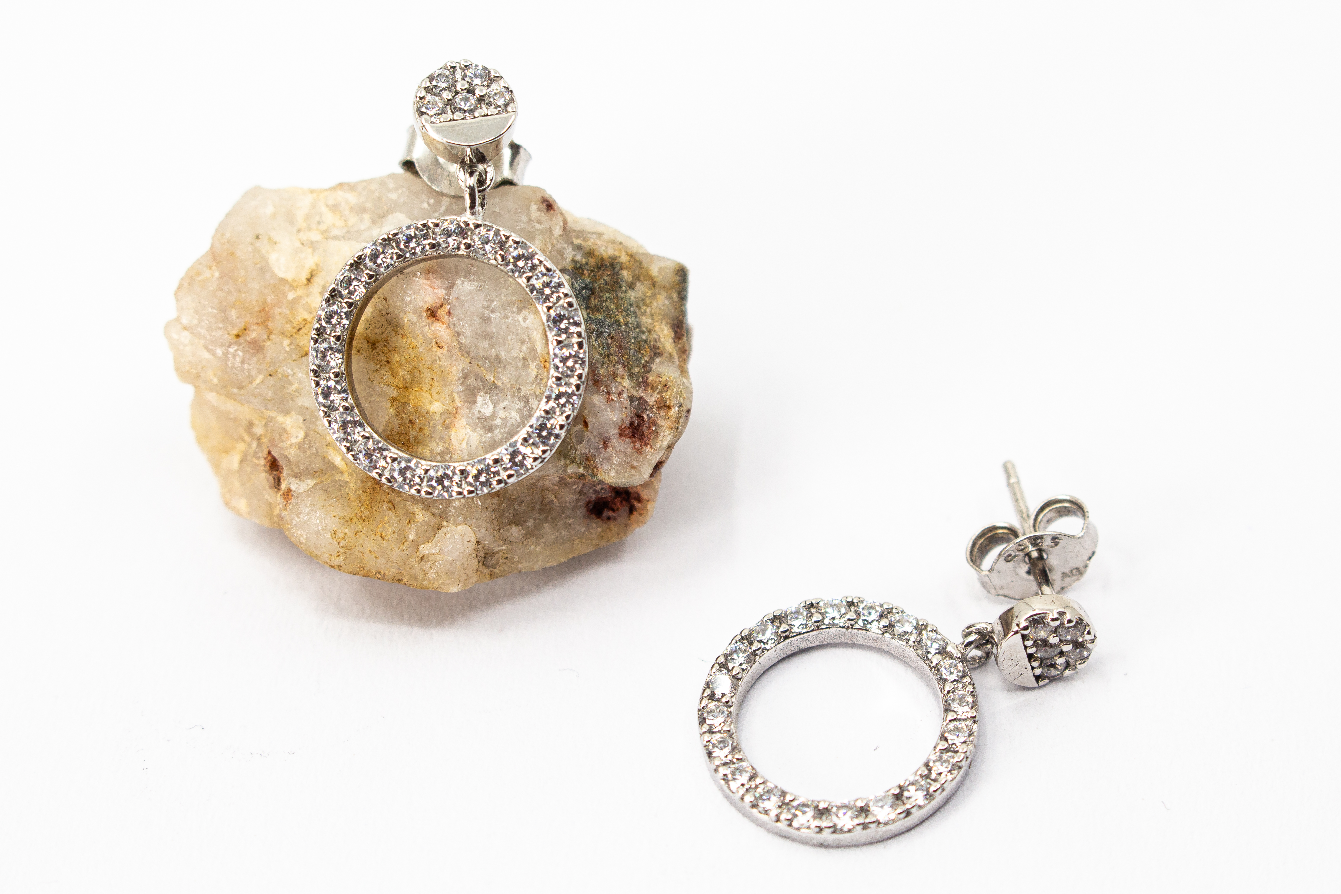 Elegante Ohrstecker aus rhodiniertem 925er Silber mit einem großen, rundum mit Zirkonia besetzten Kreis-Anhänger im Onlineshop von Goldschmiede Regina Kraus.