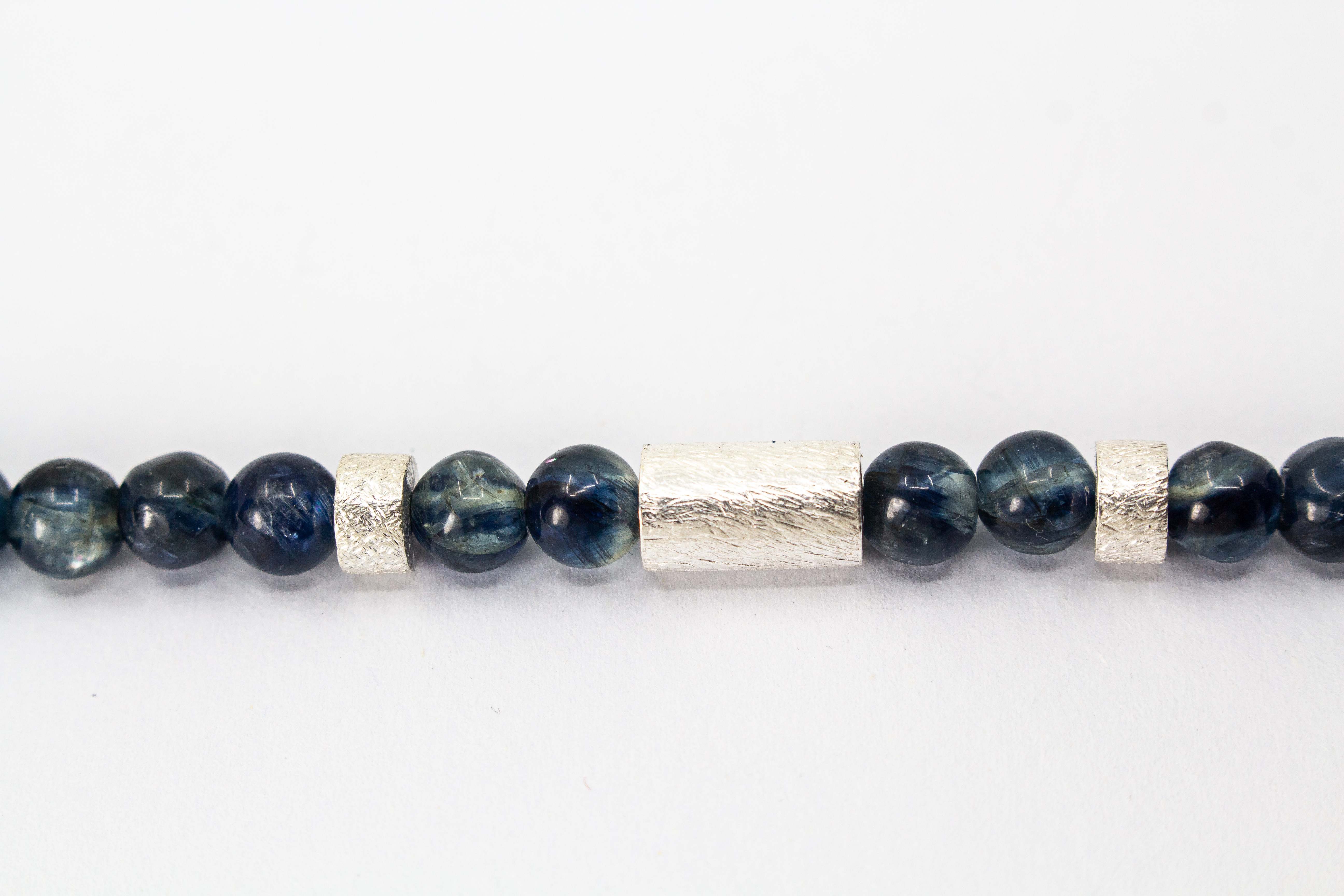 Herrenarmband „Ozeantief“ aus blauem Kyanit mit strukturierten Zwischenteilen aus 925er Sterlingsilber im eleganten, maskulinen Design.