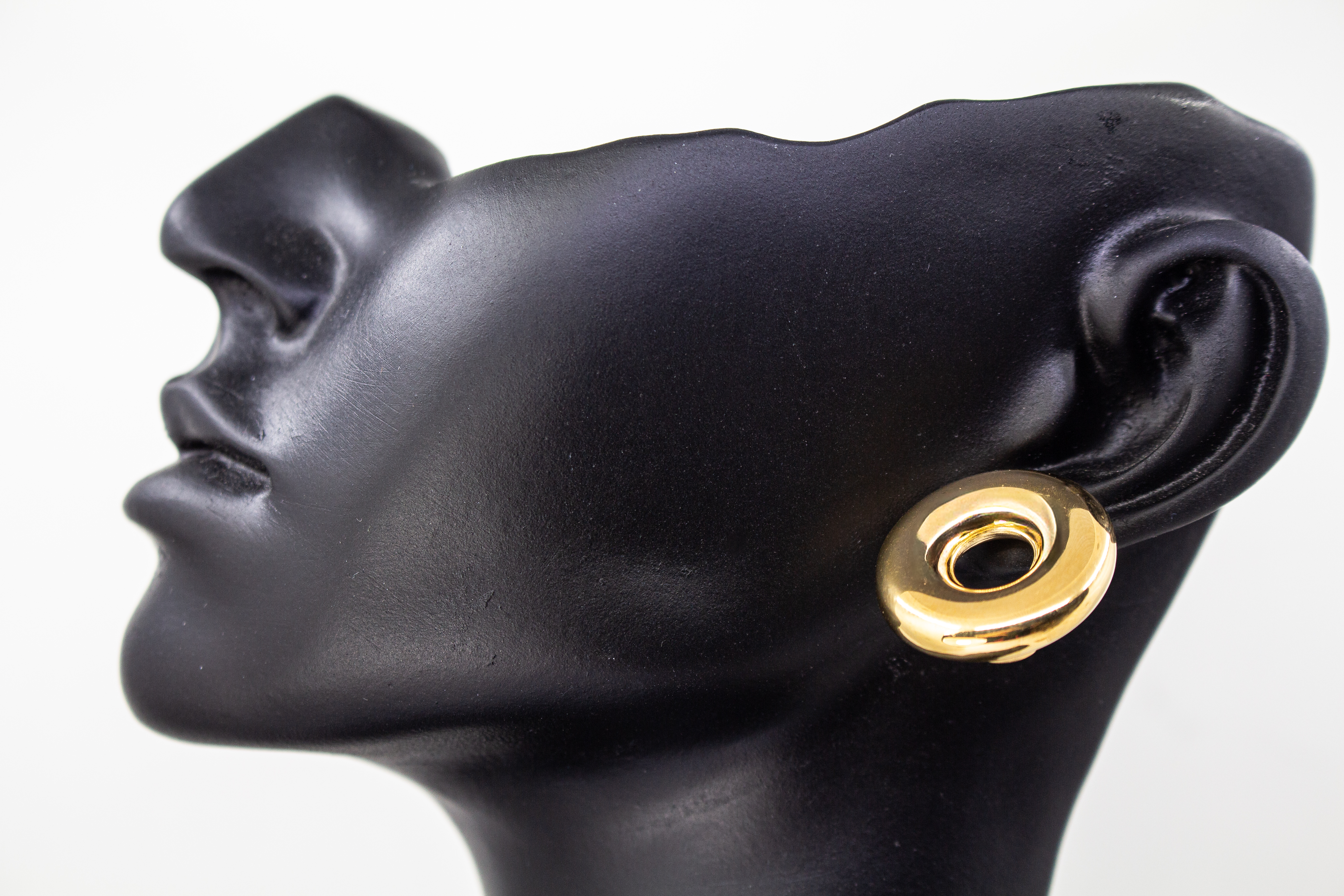Moderne, runde Statement-Ohrstecker „Moon“ von Diva Gioielli aus glänzend vergoldetem 925er Silber