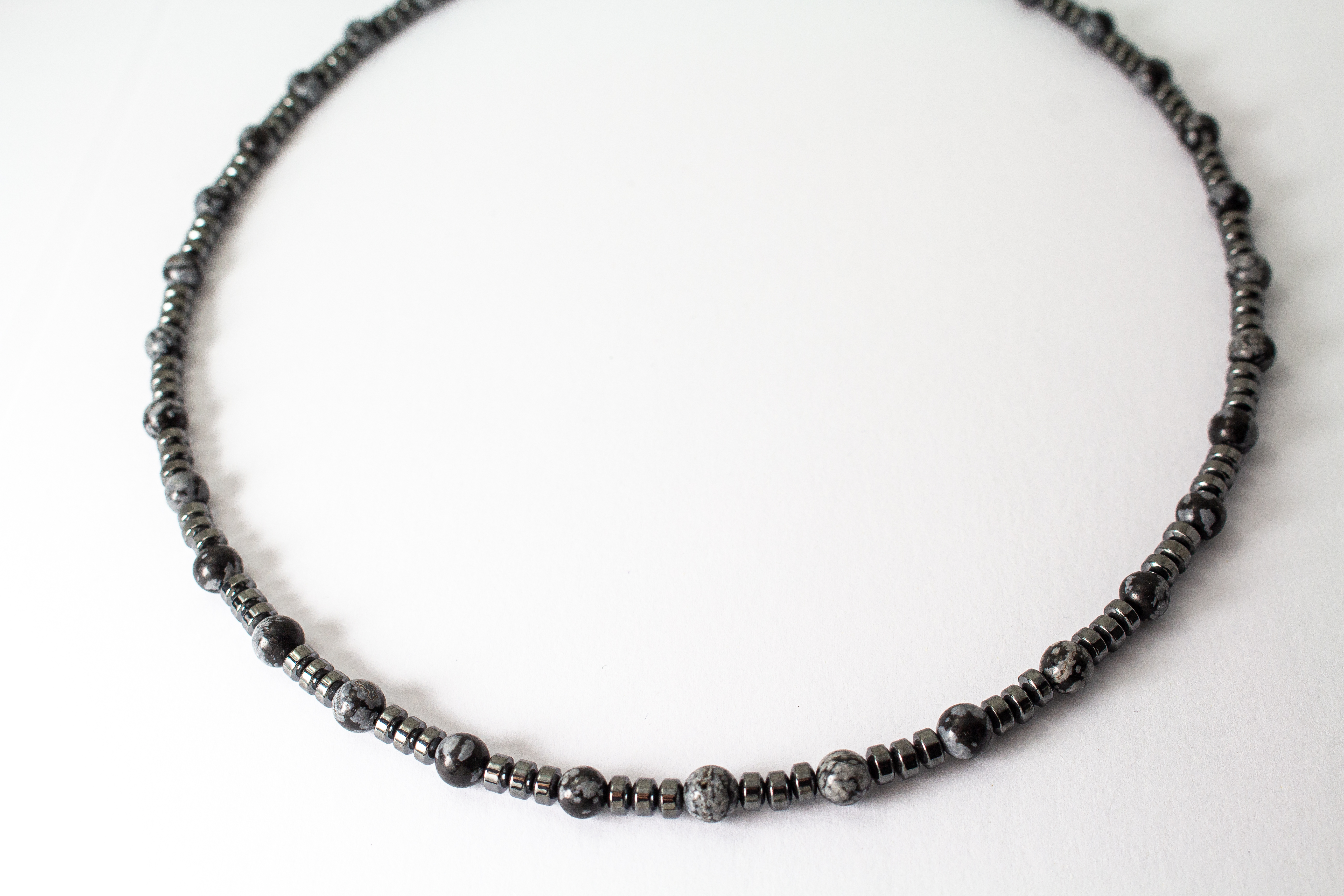 Herrenkette „Eisglut“ aus Schneeflockenobsidian und Hämatit mit Verschluss aus 925 Silber in markantem, maskulinem Design.