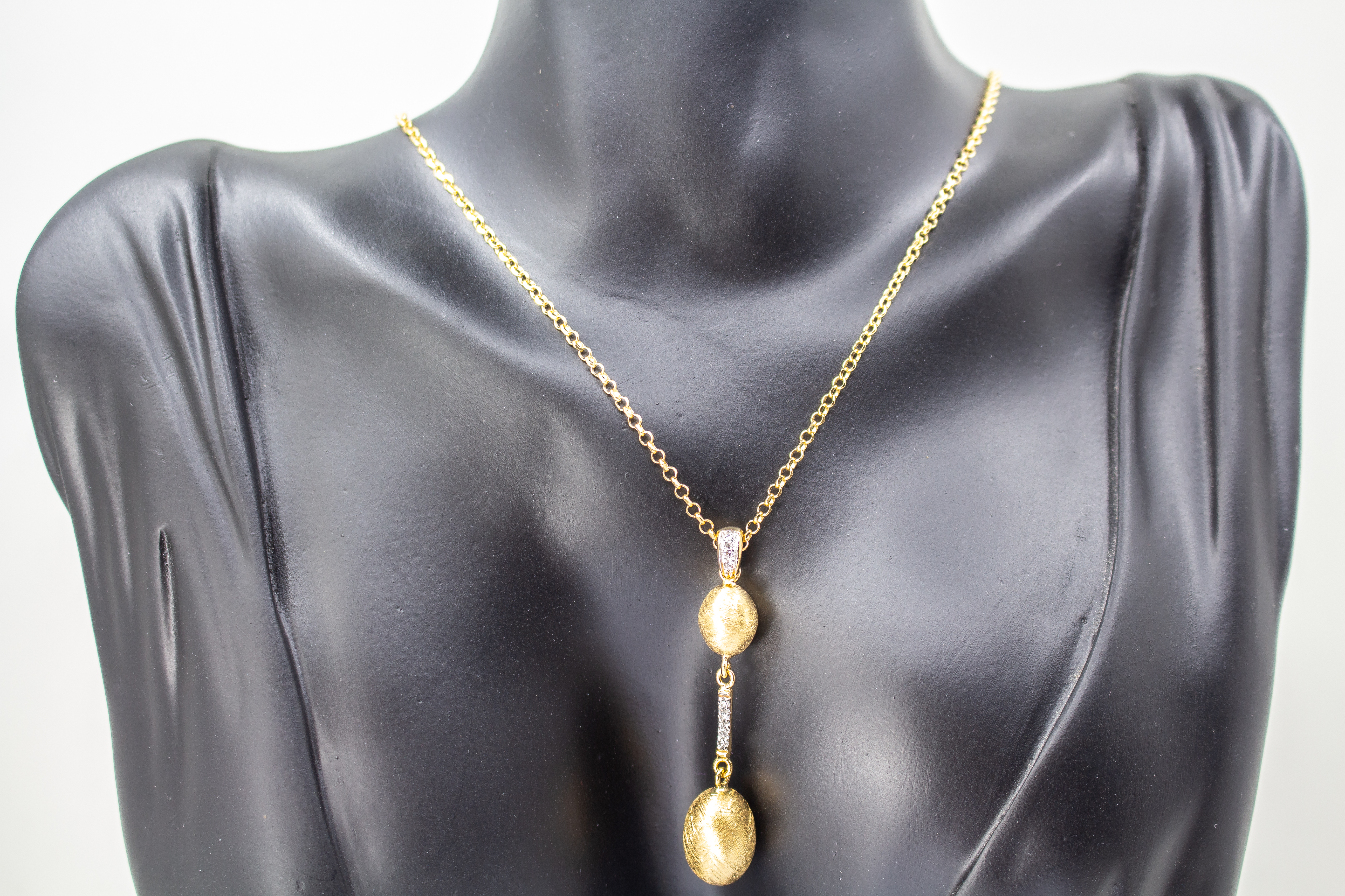Elegante Halskette von Diva Gioielli aus vergoldetem 925 Silber mit zwei mattierten, ovalen Schmuckelementen, die durch einen mit funkelnden Zirkonia besetzten Steg verbunden sind.
