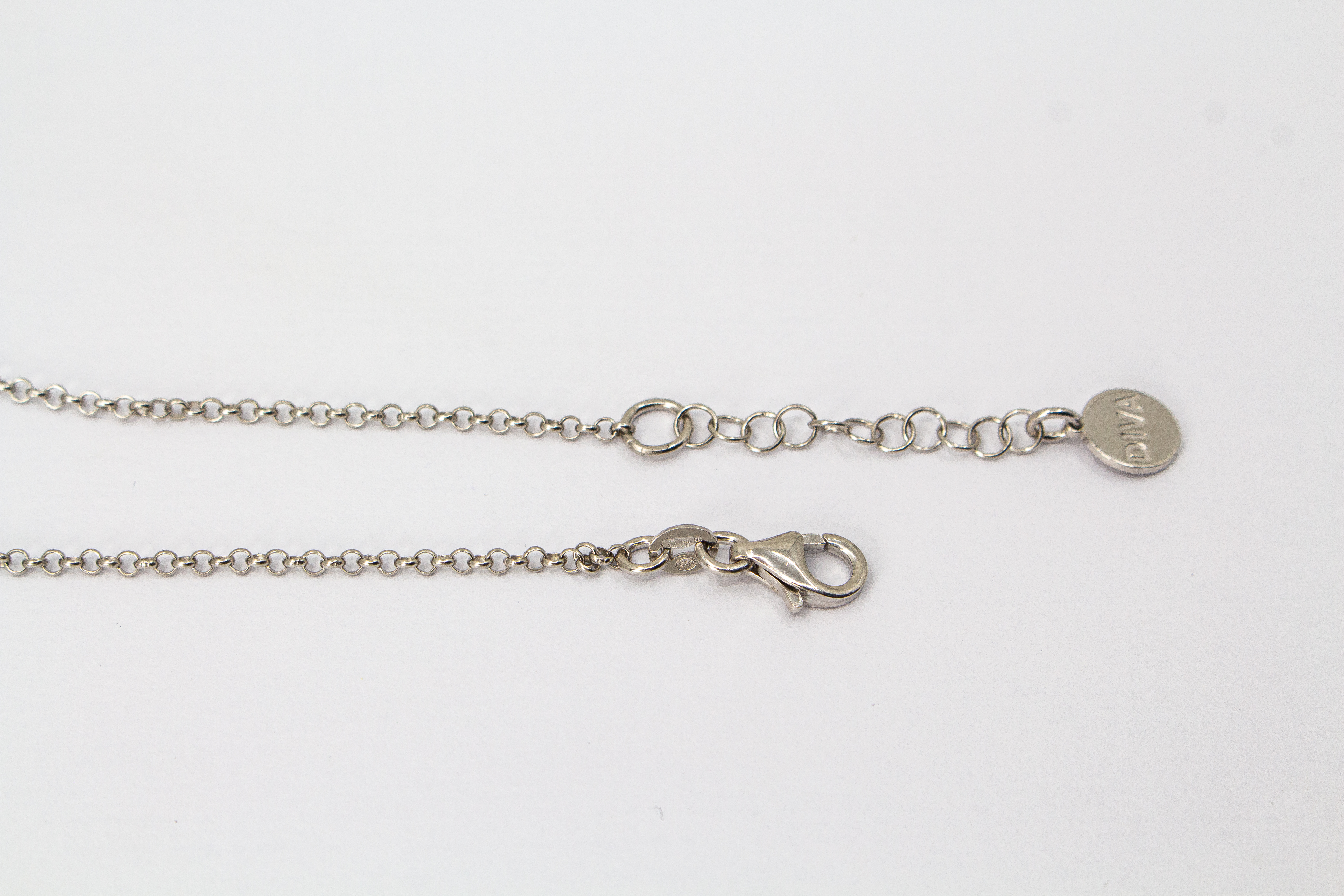 Eismattes Collier aus rhodiniertem 925er Sterlingsilber von Diva Gioielli mit ovalen, strukturierten Schmuckelementen an einer feinen Silberkette