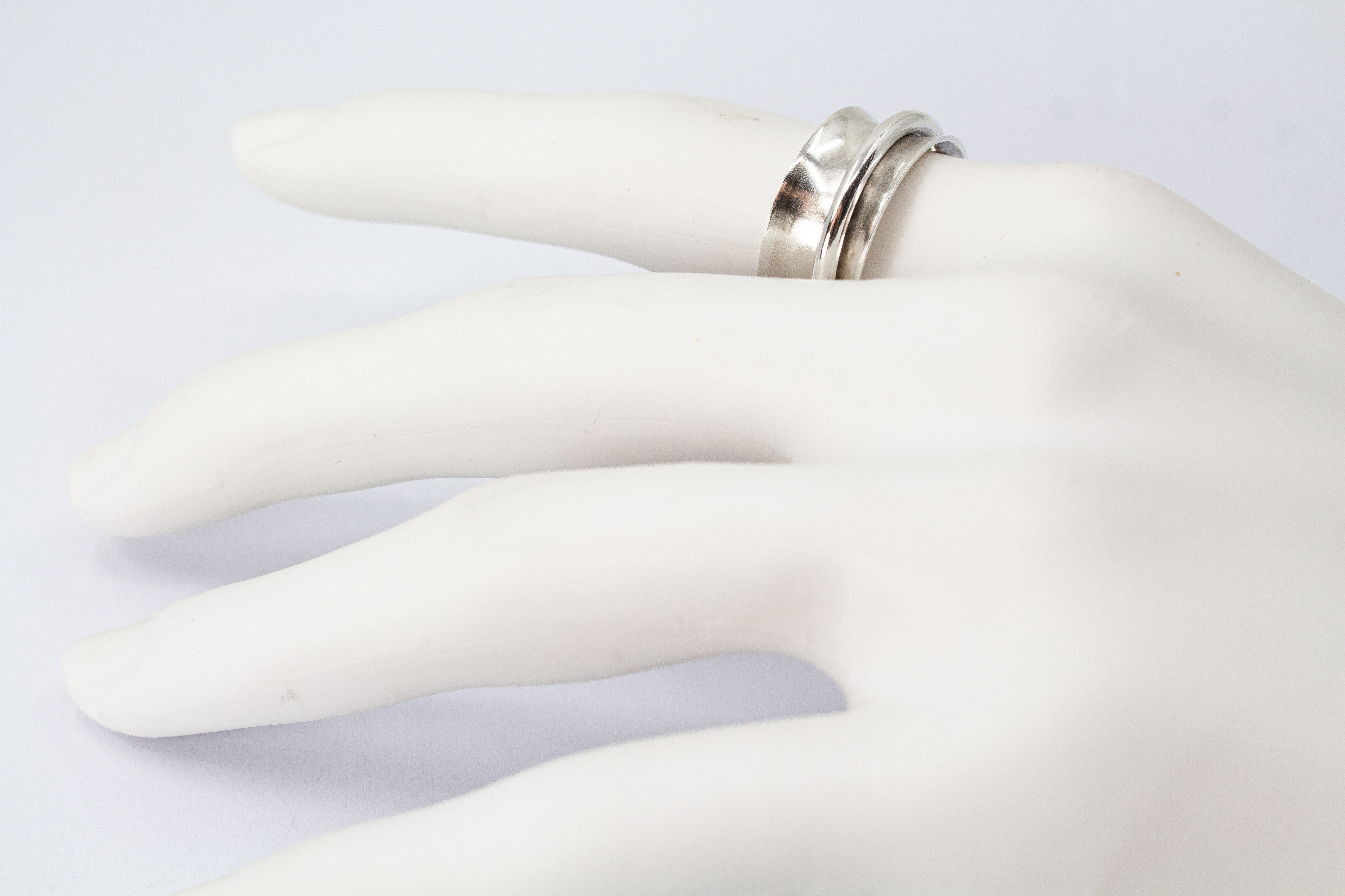 Breiter, mattierter Silberring aus 925 Sterling Silber mit einem schmalen, frei beweglichen runden Außenring