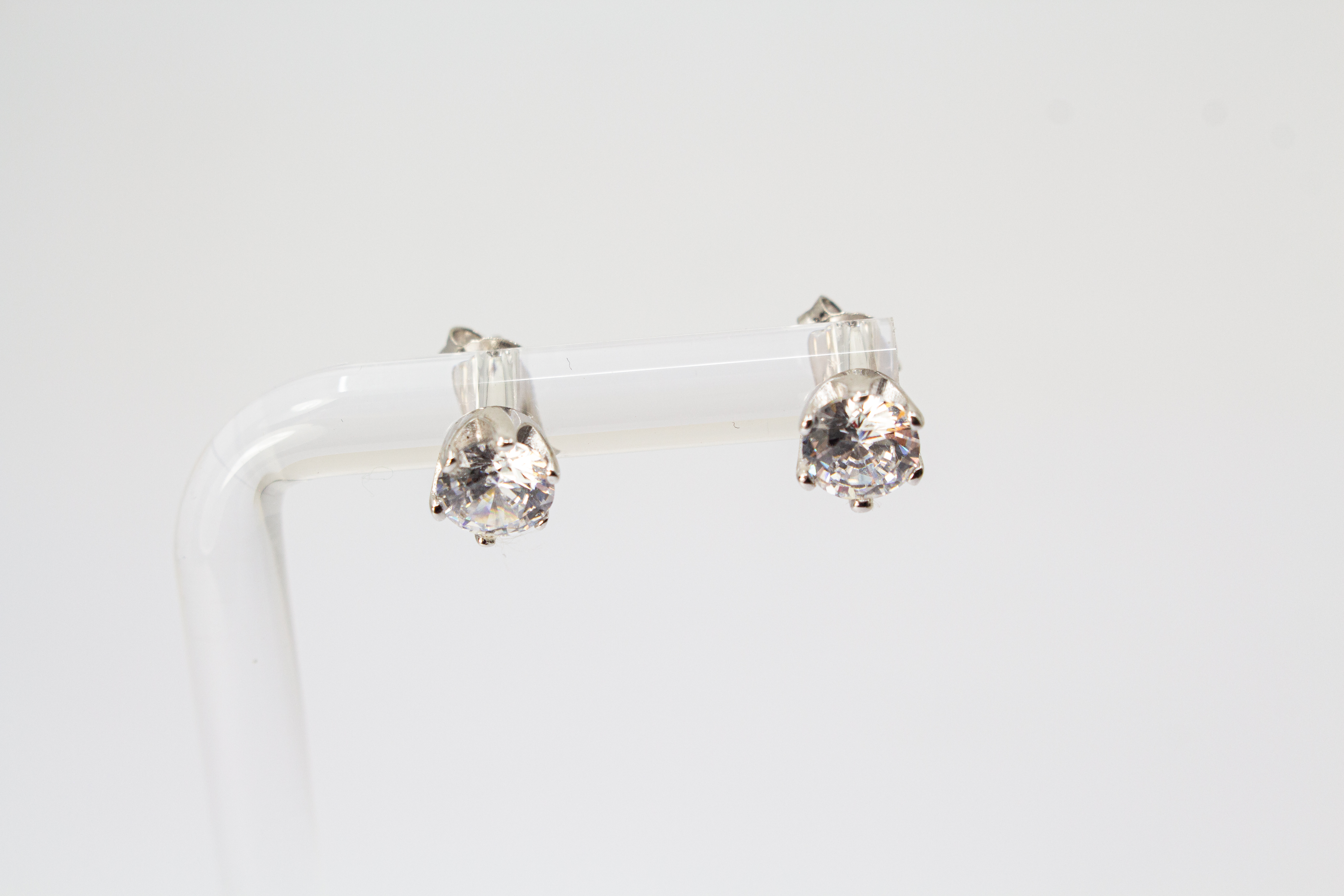 Klassische Solitär-Ohrstecker aus rhodiniertem 925er Silber mit einem großen Zirkoniastein in einer edlen Sechser-Krappenfassung im Onlineshop von Goldschmiede Regina Kraus.