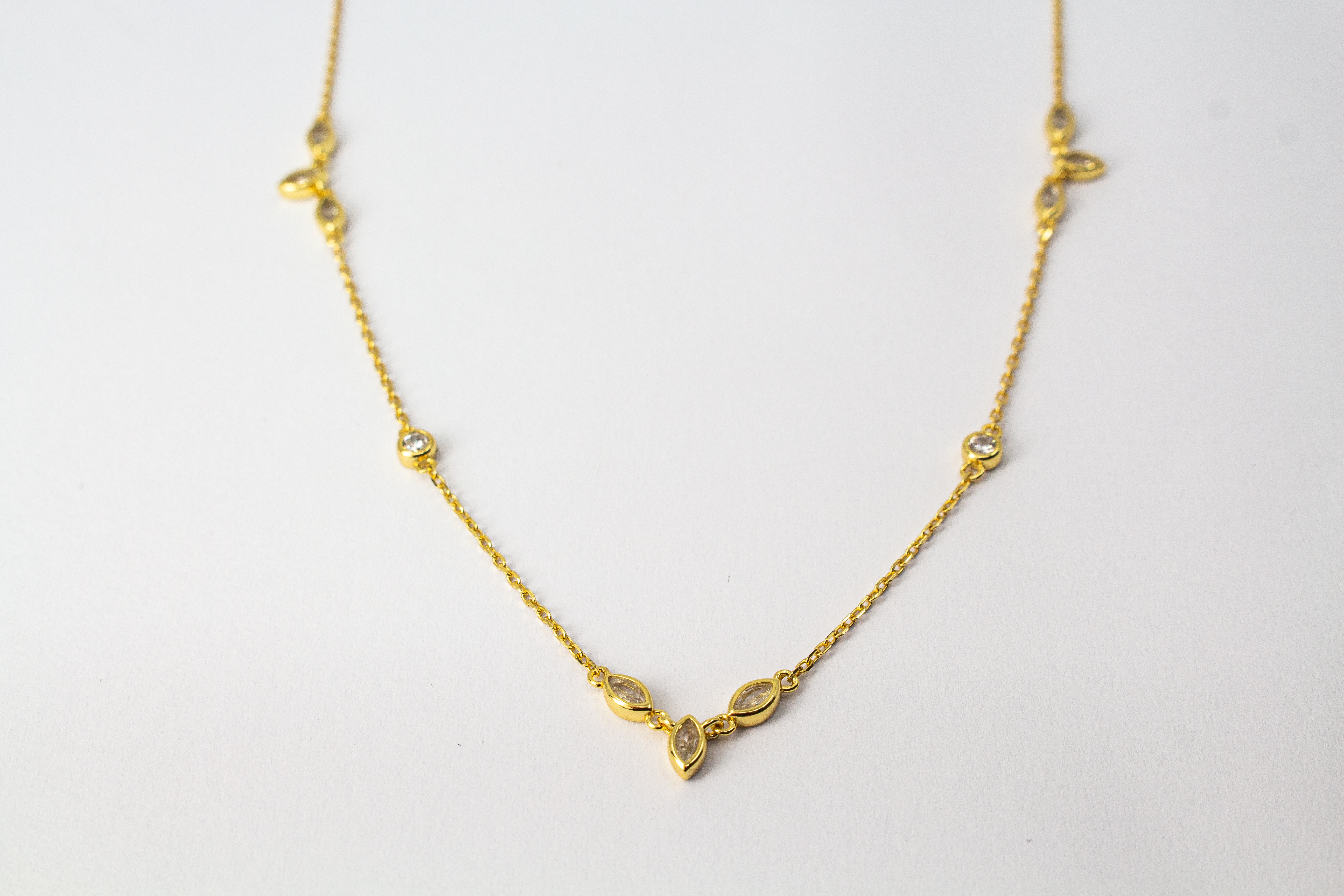 Filigrane Damen-Halskette aus 18 Karat vergoldetem 925er Sterling Silber mit mehreren in die Kette integrierten, funkelnden Zirkonia-Steinen im edlen Marquise-Schliff – handwerklicher Echtschmuck von der Goldschmiede Regina Kraus.
