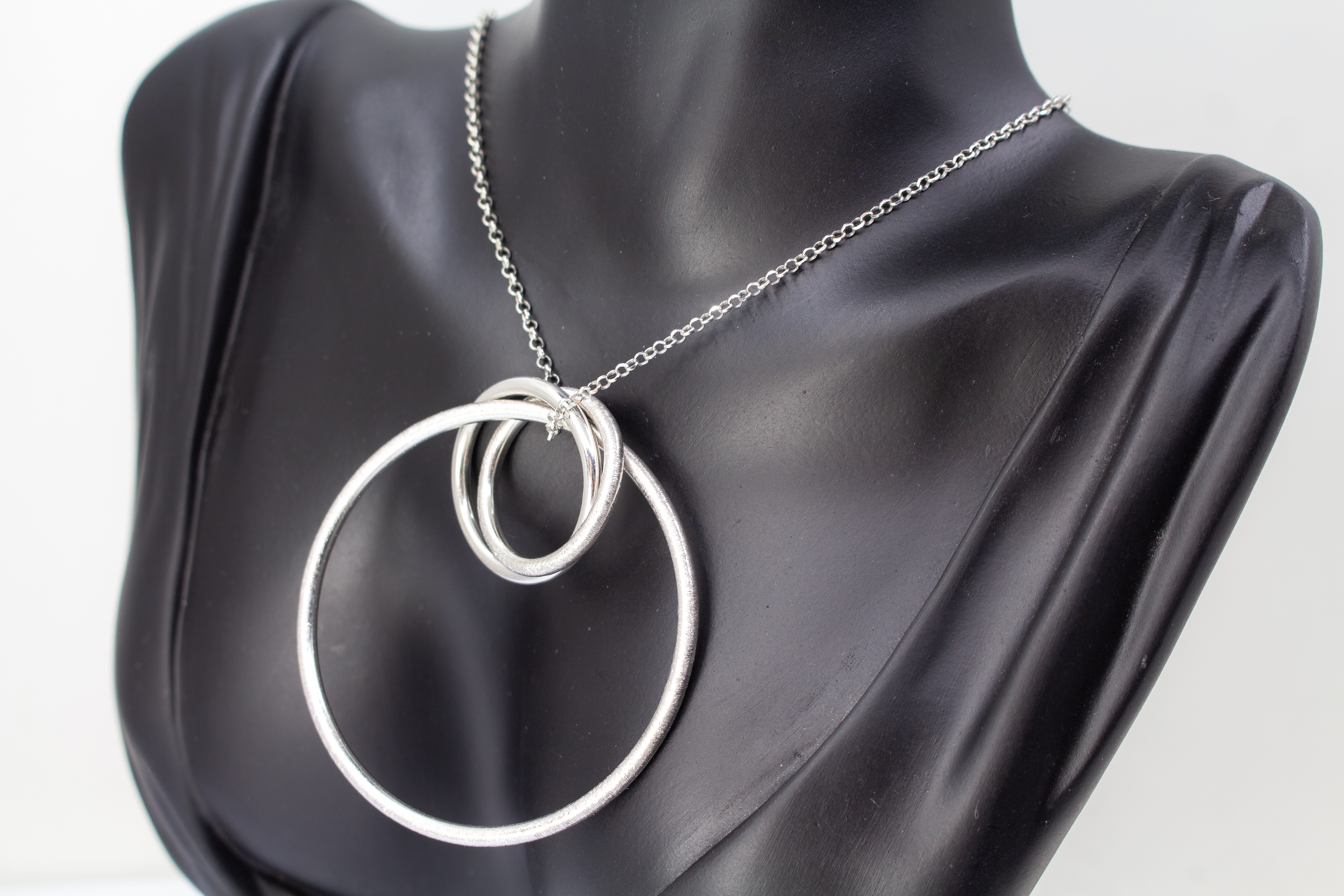 Modernes Collier aus rhodiniertem 925er Sterlingsilber von Diva Gioielli mit einem Anhänger aus mehreren ineinander verschlungenen Ringen in glänzender und eismatter Optik