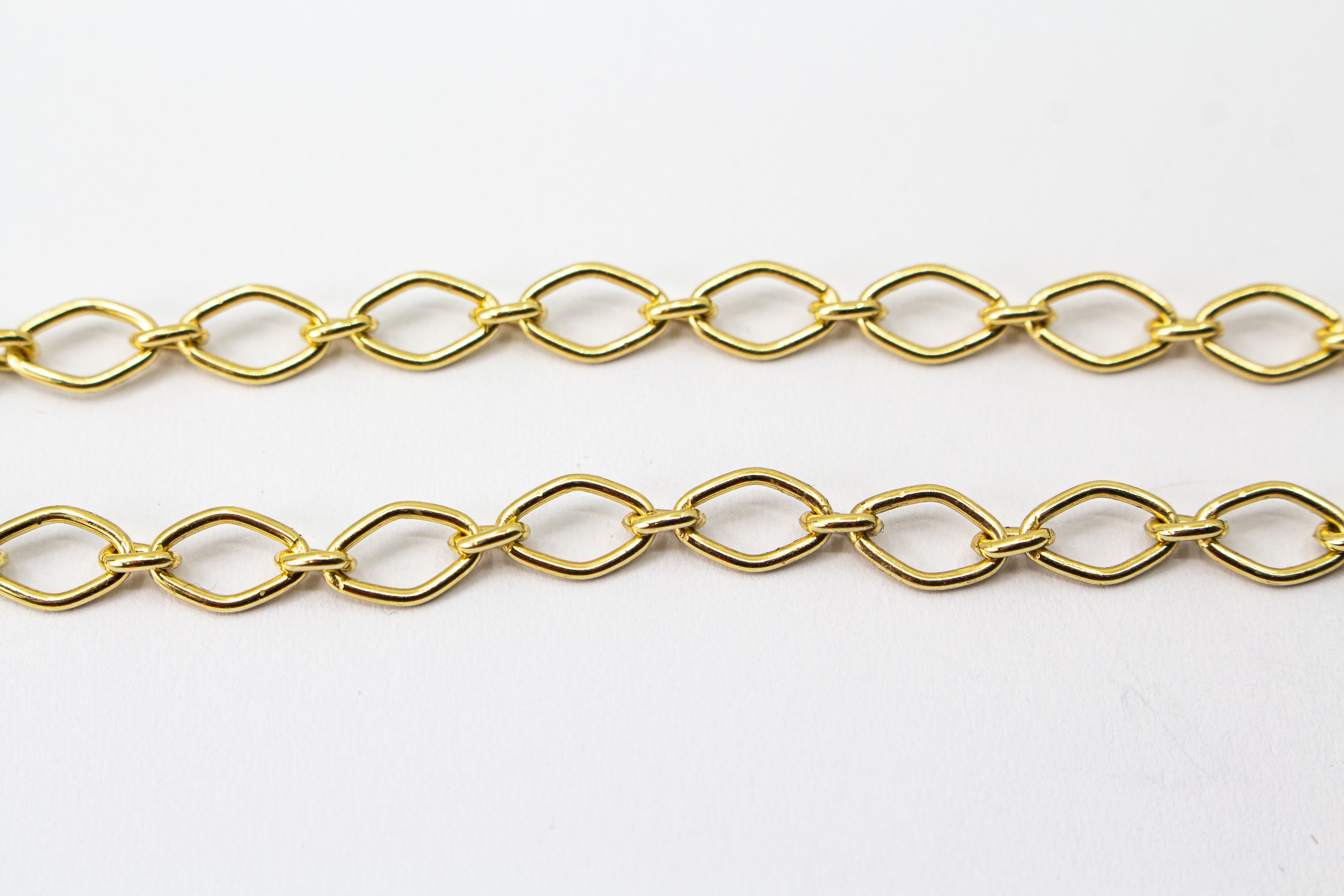 Hochwertig vergoldetes Armband (20 Mikron) aus 925er Sterlingsilber mit ovalen Gliedern und Karabinerverschluss, Goldschmiede Regina Kraus.