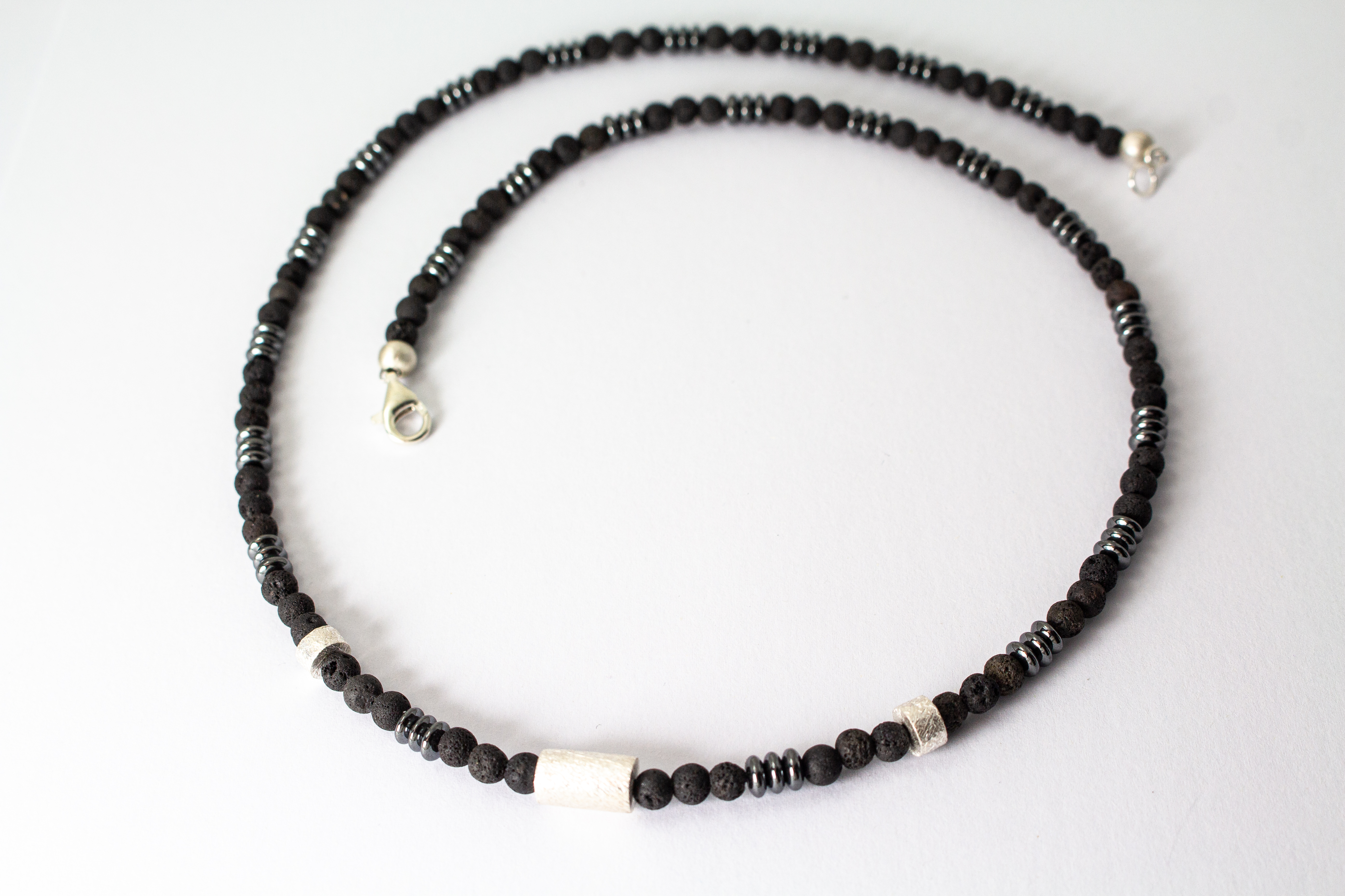 Herrenkette „Schwarze Glut“ aus mattem Lavastein, Hämatit und Zwischenteilen aus 925er Sterlingsilber im markanten maskulinen Design.