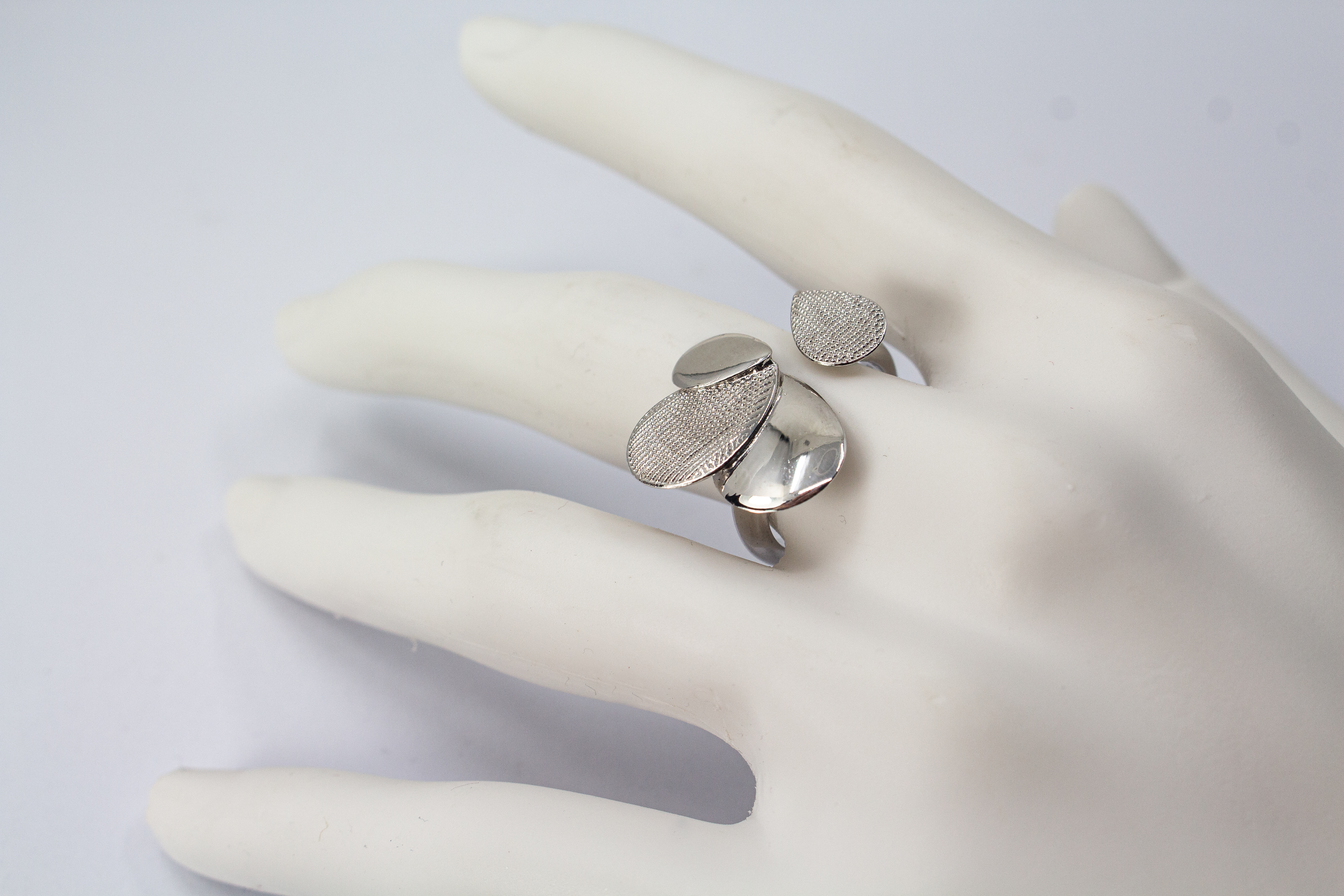 Diva Gioielli Ring Cosmic Drop aus rhodiniertem 925er Sterlingsilber, offener Design-Ring mit polierten und punktierten Elementen in Tropfenform