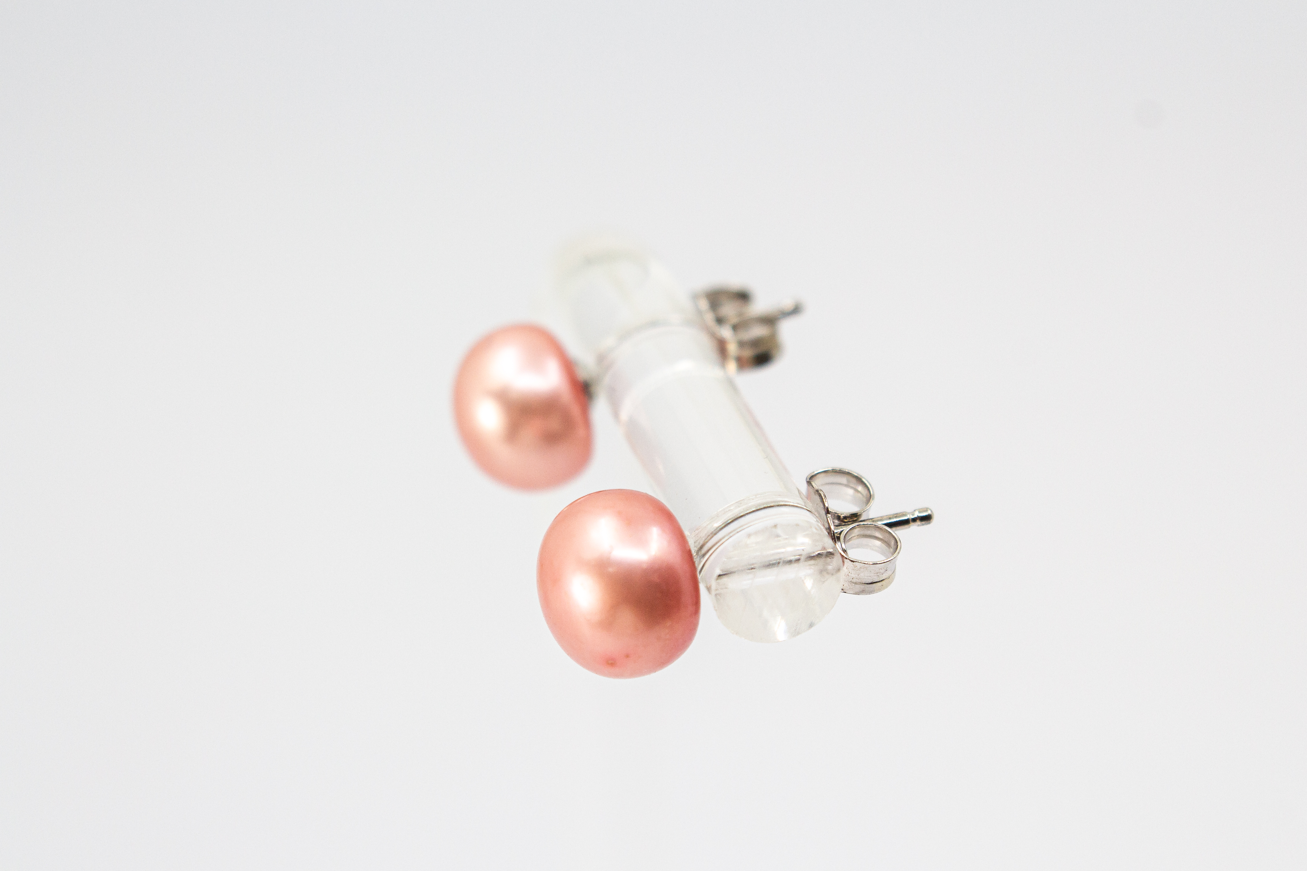 925er Sterlingsilber Ohrstecker „Rosentau“ mit schimmernden altrosa Süßwasserzuchtperlen und elegantem Perlenglanz.